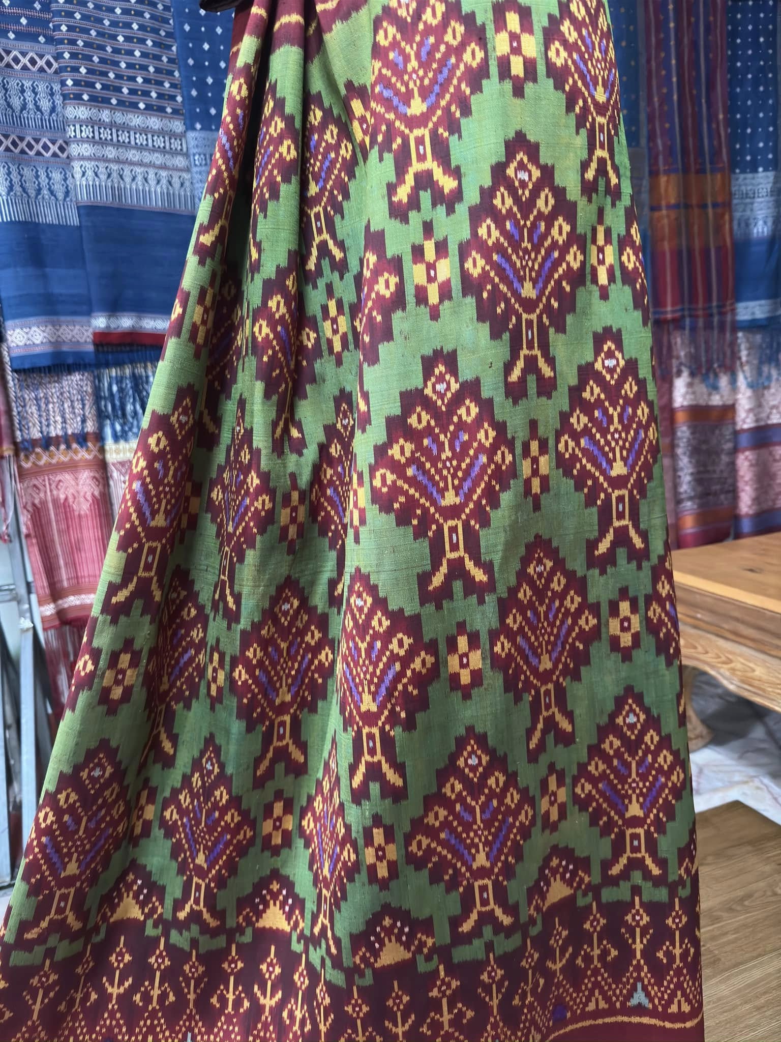 ซิ่น พระตะบอง ผ้าจามทอสามตะกอ ขนาด 115x150ซม สีเขียว รหัส N9-SIL-AJ14