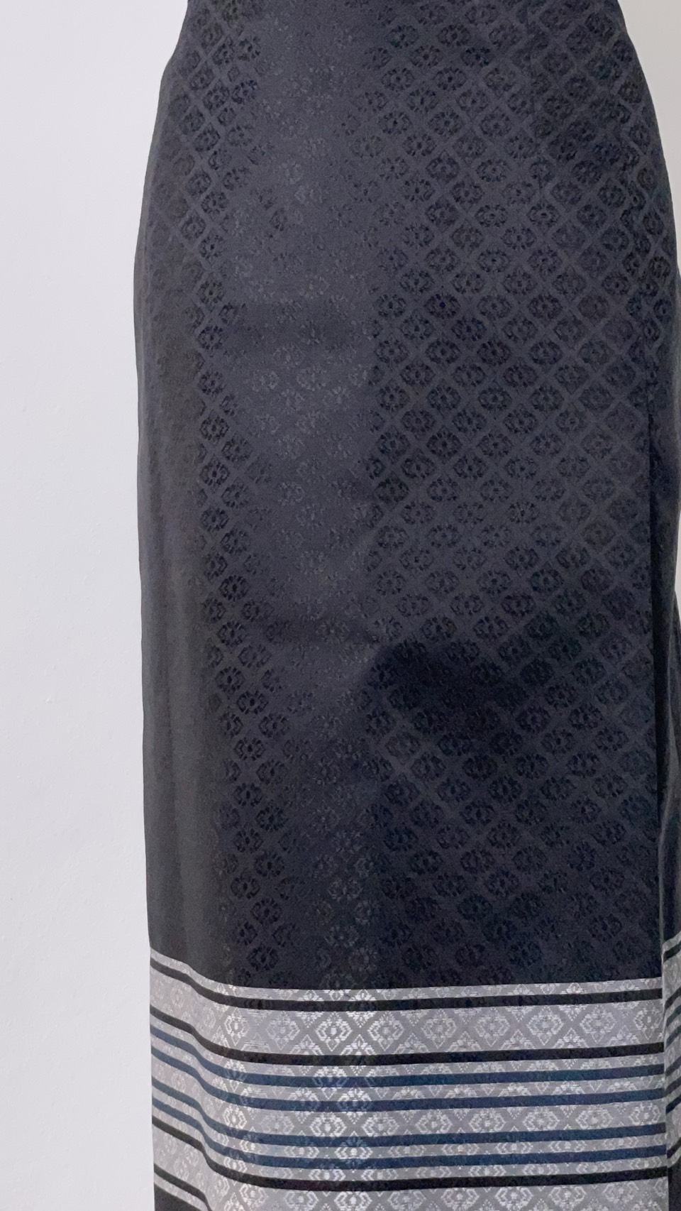 ผ้าถุงป้าย แบบตะขอ แก้ไซส์ได้ ยกดอกมีเชิง สีดำ เอว 32นิ้ว รหัส WM-ME-11136800