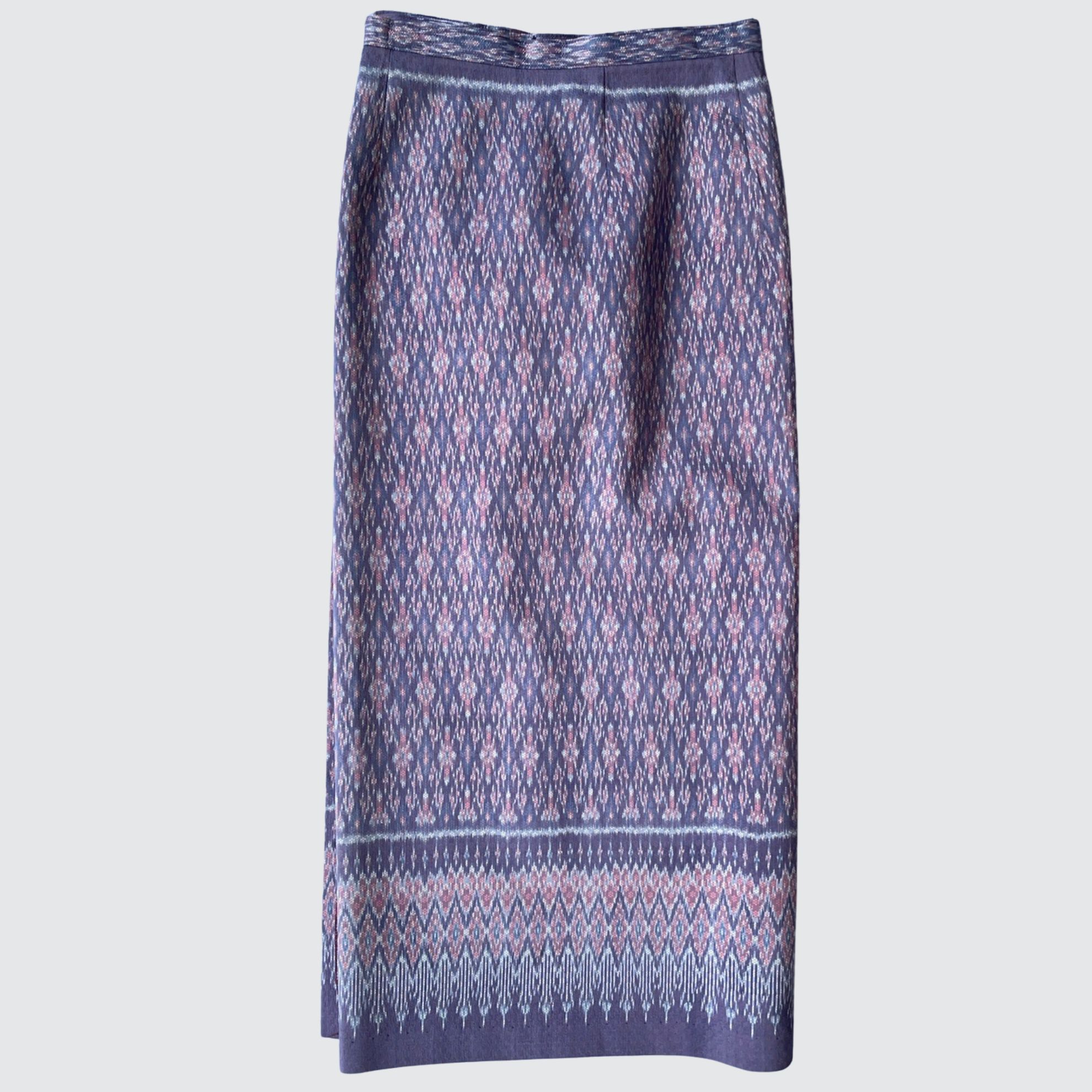 ผ้าถุงป้าย สีธรรมชาติ แบบเลื่อนตะขอตามไซส์ ลายขอล้อมเพชร สีม่วงฟ้าคราม รหัส WM-PTS-1009681425