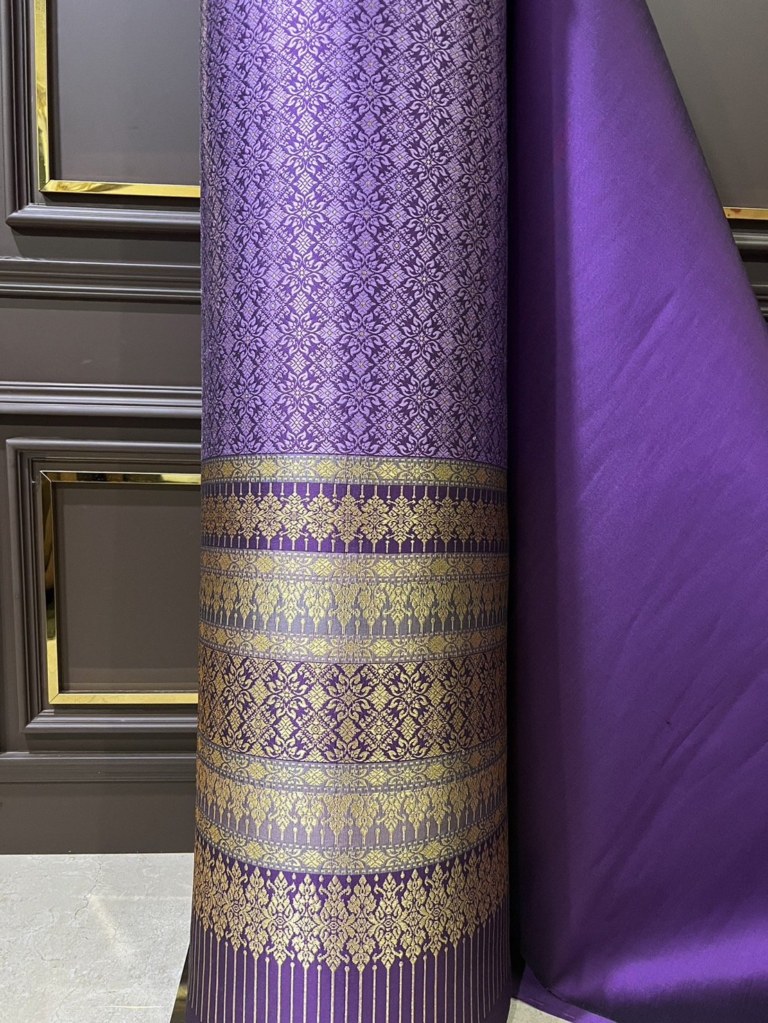 (ผ้าชุด)ผ้าไหมยกดอกลำพูน ยกดอกดิ้นทอง ขนาด 1.03x4.66เมตร ลายสุริยะจันทรา พื้นสีม่วง รหัส N90-29-TR0397