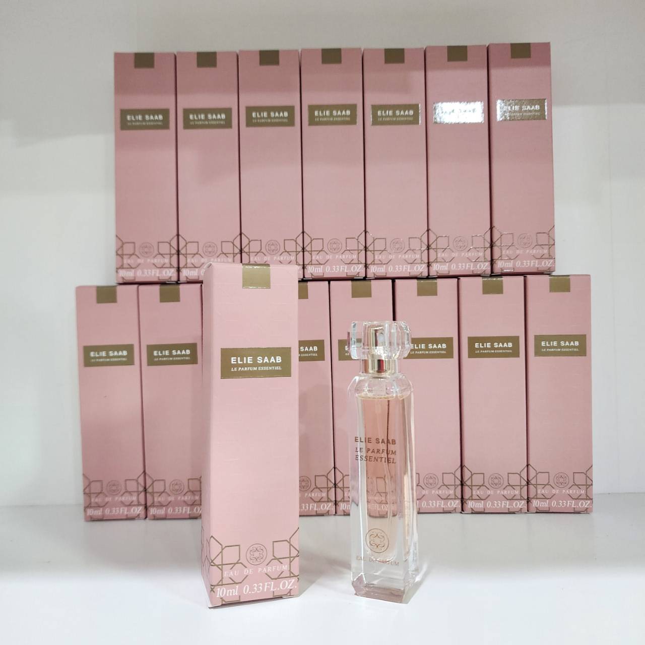 น้ำหอมจิ๋วมินิ Elie Saab Le Parfum Essentiel Eau De Parfum 10ml แบบสเปรย์พร้อมกล่อง ( Mini Perfume น้ำหอมขนาดพกพา) น้ำหอมจิ๋วมินิแบบทดลองแบบสเปรย์ พกพาก็สะดวกใช้ฉีดตามจุดชีพจร