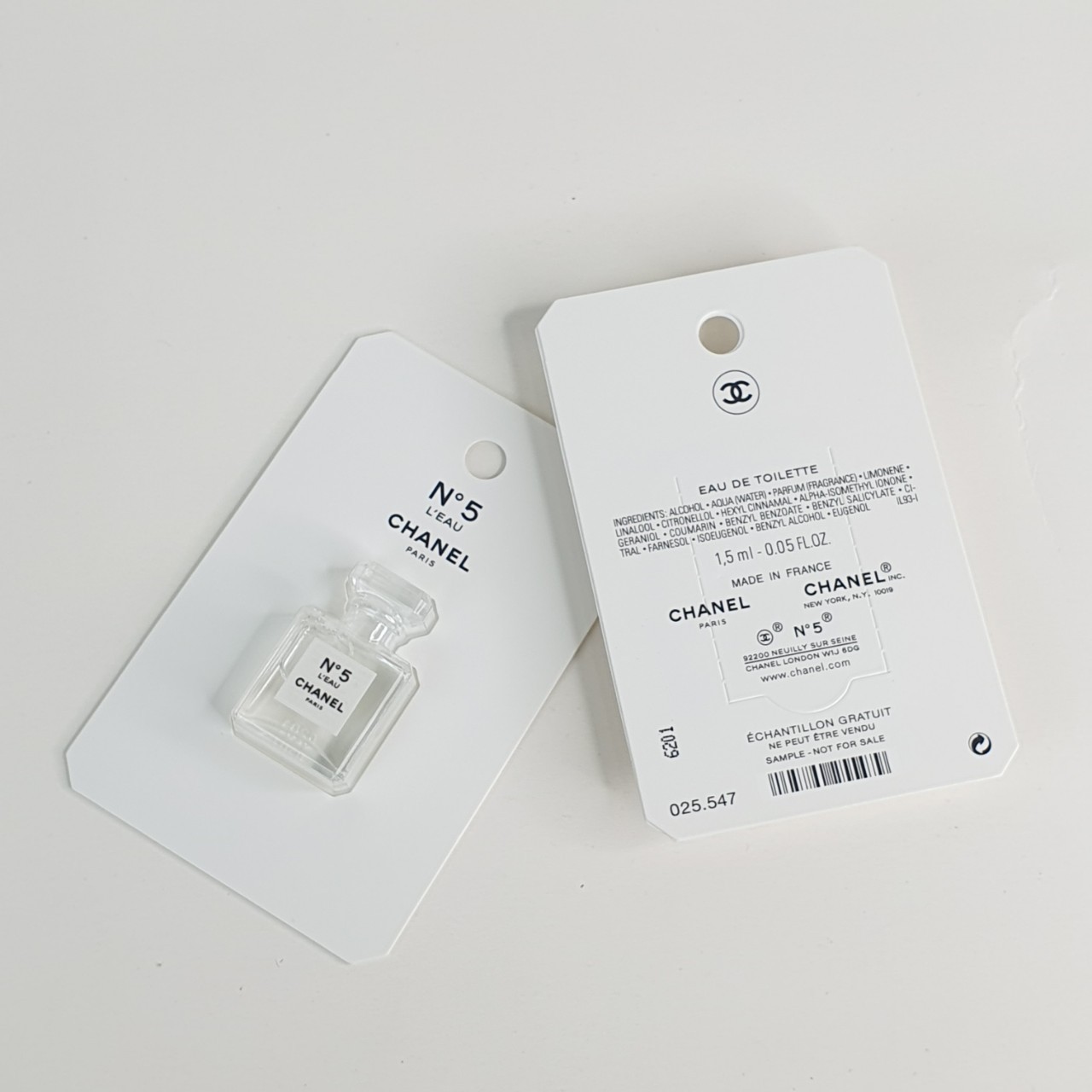 น้ำหอมจิ๋วมินิ Chanel no 5 L'eau Eau De Toilette Spray for women 1.5ml แบบแต้มมีกล่อง ( Mini Perfume น้ำหอมขนาดพกพา) น้ำหอมจิ๋วมินิ ขวดน่ารัก ตั้งโชว์ก็สวย พกพาก็สะดวก หัวแต้มตามจุดชีพจร