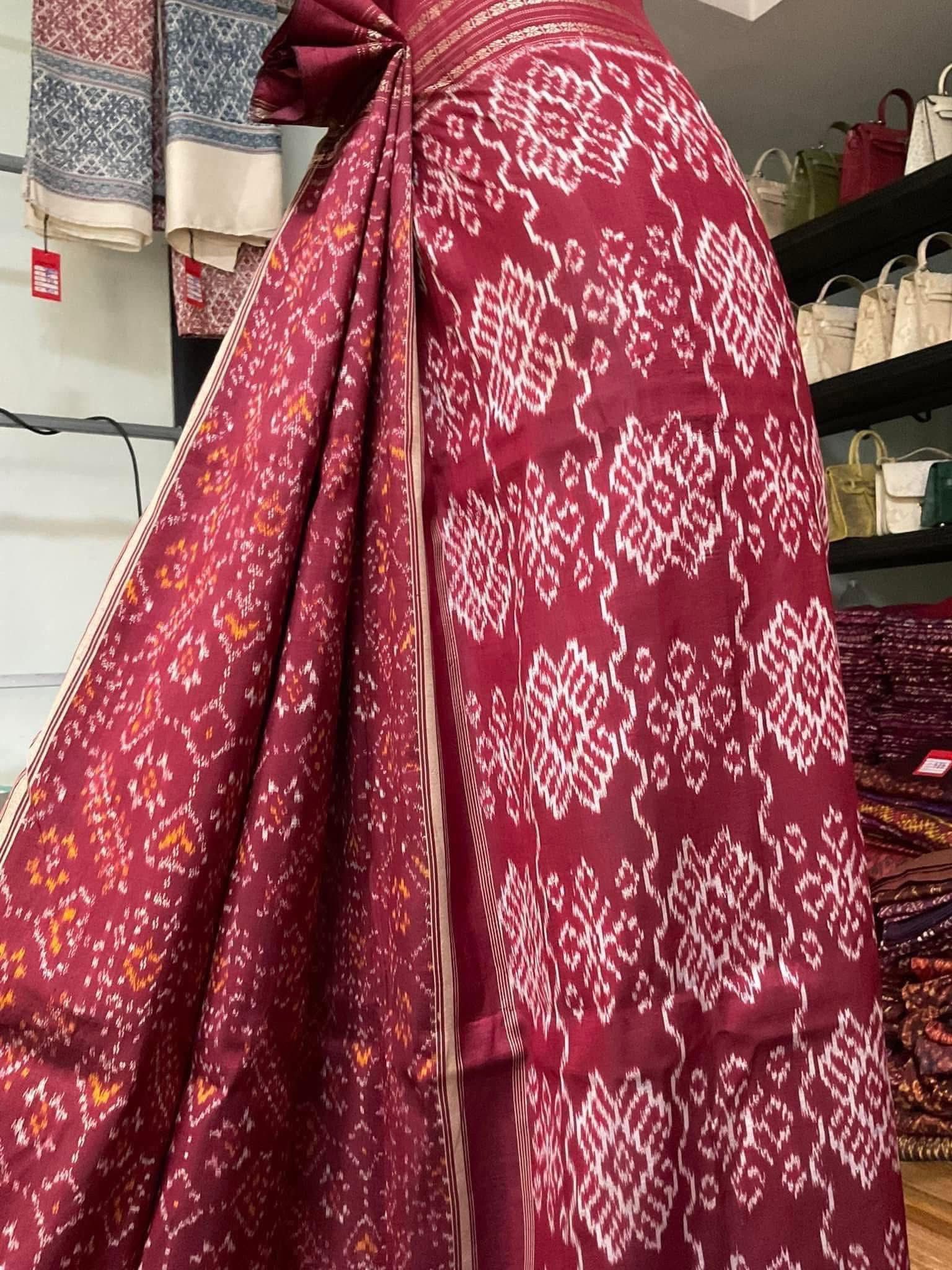 ซิ่น ไหมมัดหมี่ ผ้าปาโตล่า ขนาด 115x190ซม. พื้นสีแดง รหัส N9-SIL-051768A8