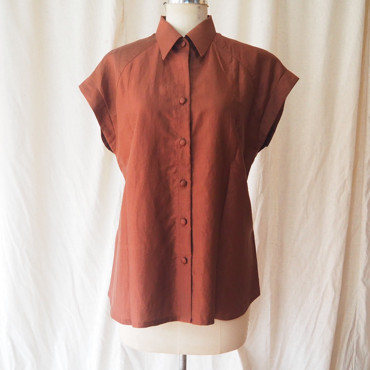 เสื้อสตรี ผ้าไหม แขนสั้น รอบอก 38นิ้ว พื้นสีน้ำตาล รหัส WD-CT-072568165