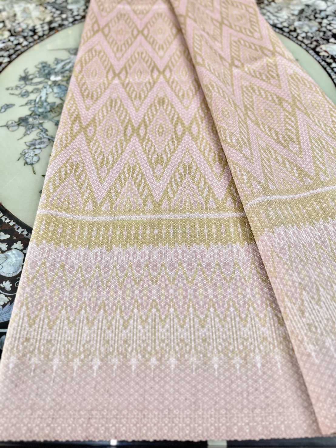 ซิ่น ผ้าไหมมัดหมี่ทอยกดอก 6ตะกอ ยกดอกลูกแก้ว สีธรรมชาติ ขนาด1x2เมตร ลายแหวนเพชร พื้นสีเขียวทอง ชมพูนู๊ด รหัส L1-ST-0617681654