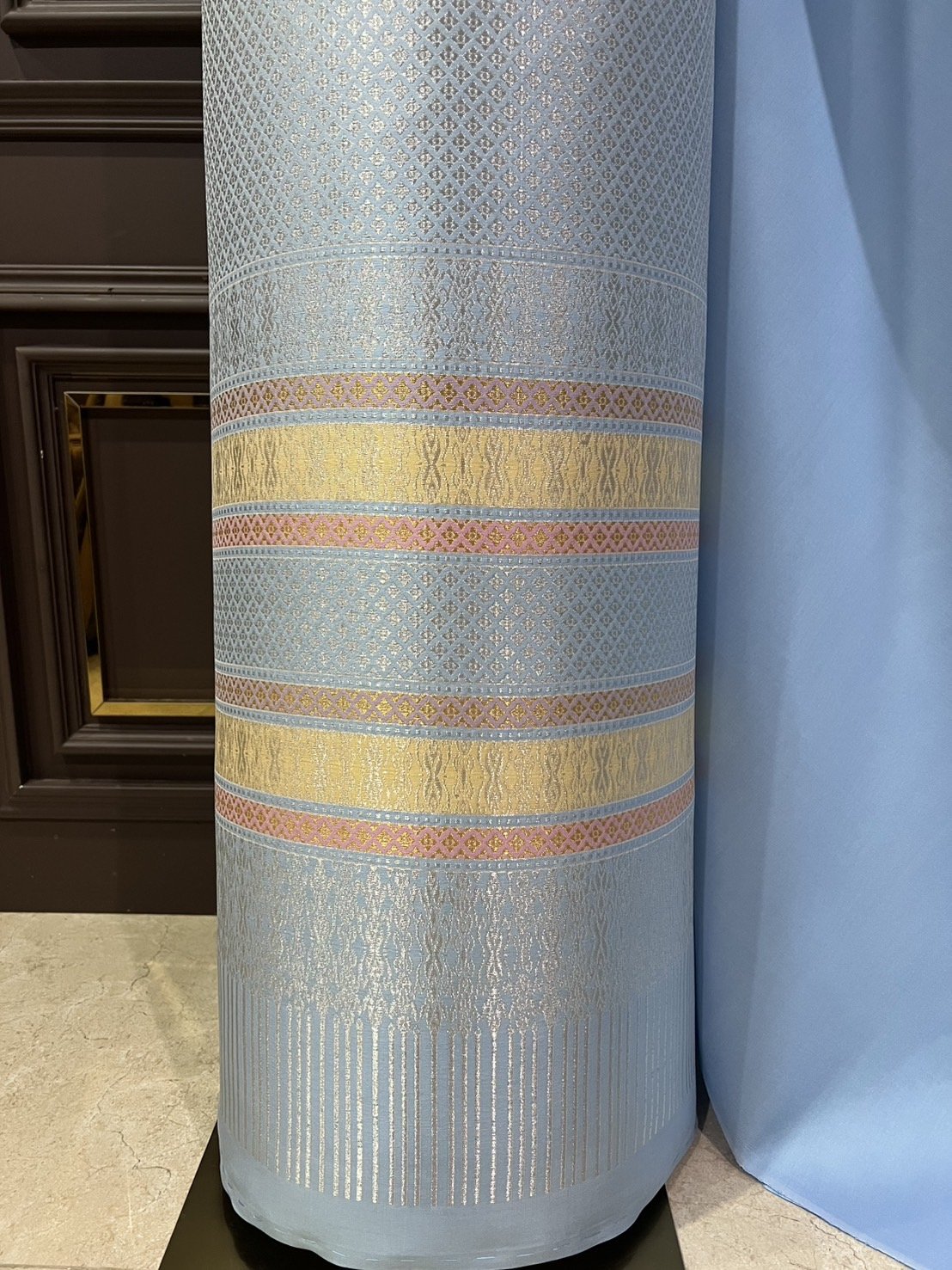 (ผ้าชุด)ผ้าไหมยกดอกลำพูน เกาะเชิงดิ้นเงิน ขนาด 1.03x4.58เมตร ลายช่อพิกุล พื้นสีฟ้า รหัส N90-29-R0008