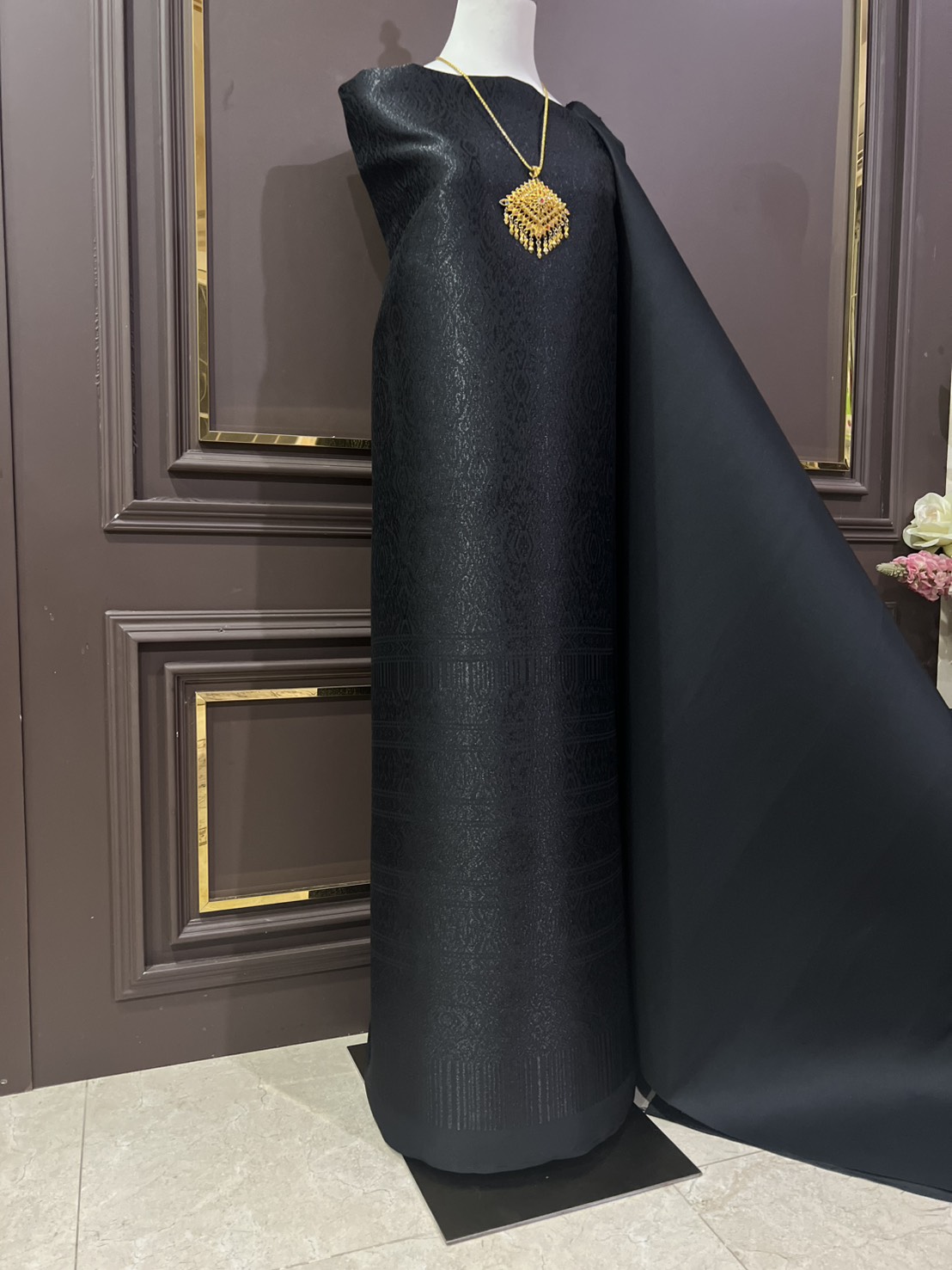 (ผ้าชุด)ผ้าไหมยกดอกลำพูน ยกดอกดิ้นดำ ขนาด 1.02x4.43เมตร ลายอินเดีย พื้นสีดำ รหัส N90-29-120668