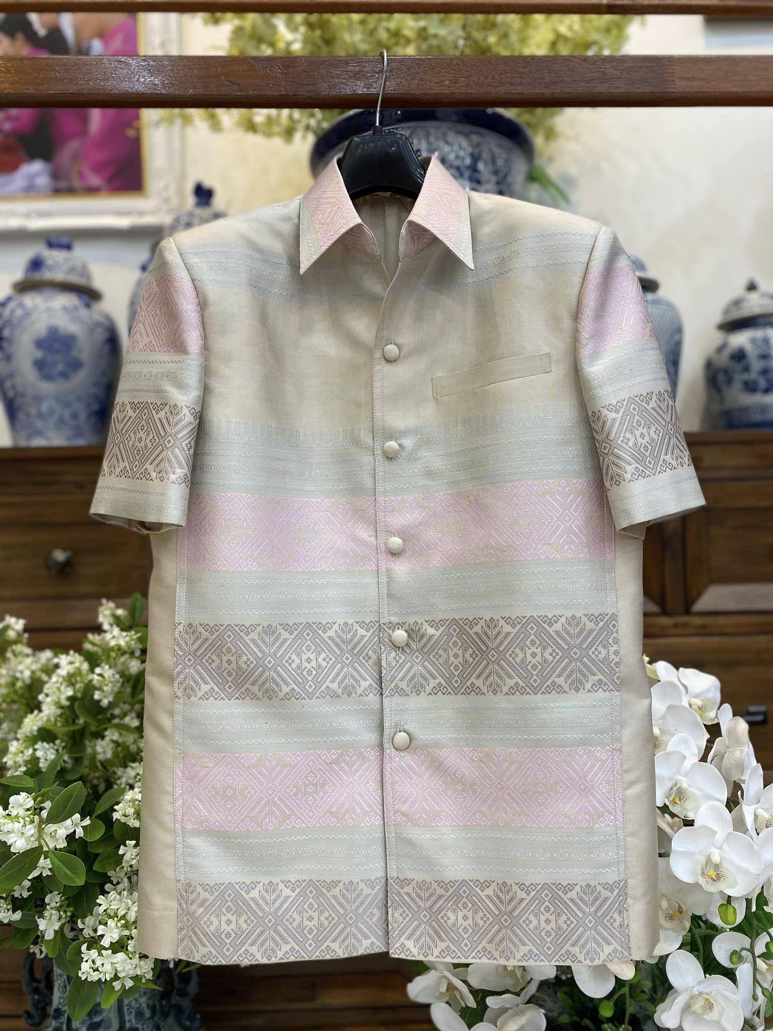 เสื้อสูทไหมแพรวา แขนสั้น พื้นสีเทาเงิน เลือกไซส์ รหัส DR-BM092966110010