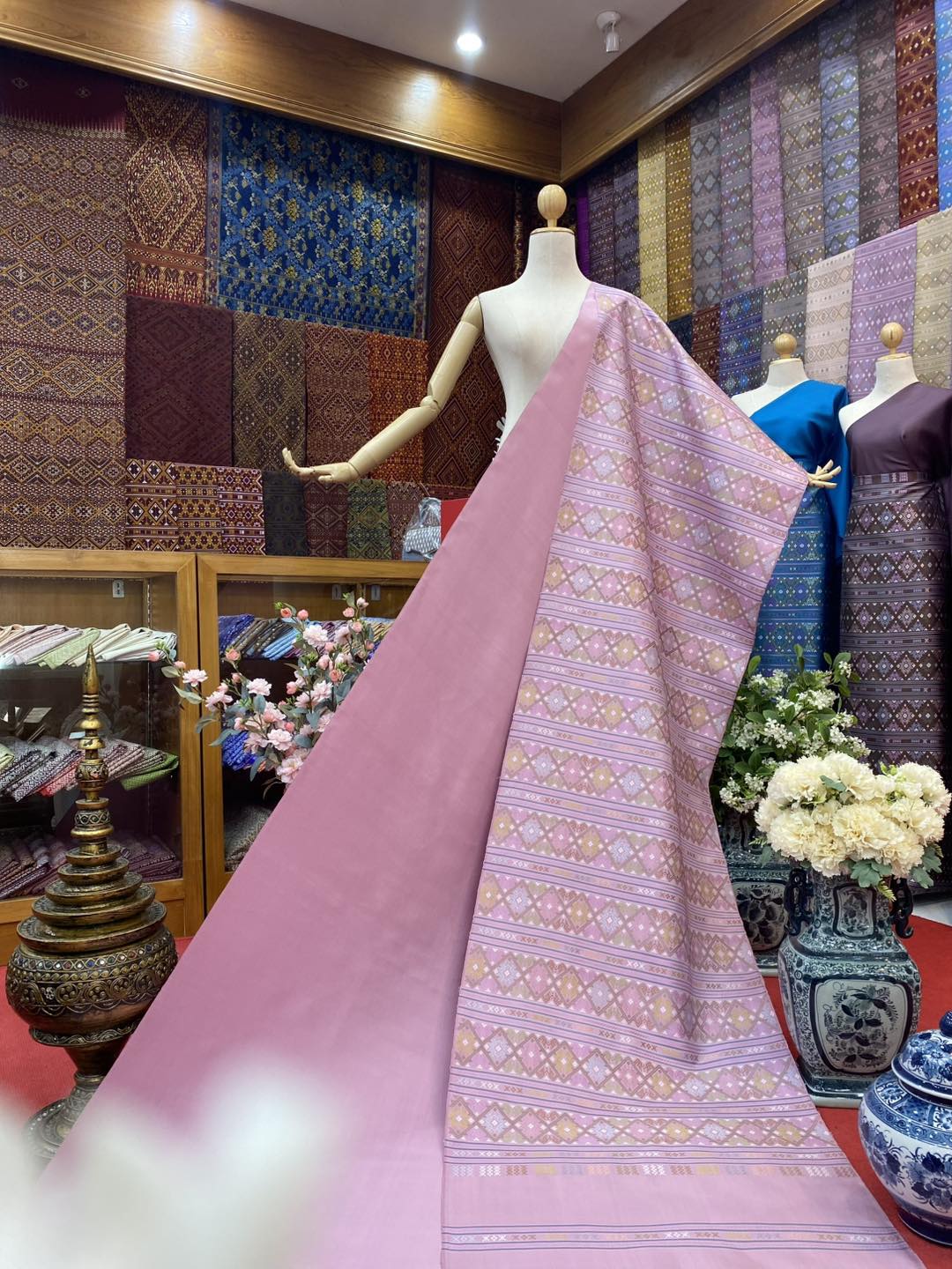 (ผ้าชุด)ไหมแพรวา ตัดชุดลายเกาะจกขิด ขนาด 63x500ซม (ลาย 2.3เมตร+สีพื้น 2.7เมตร) พื้นสีชมพูอ่อน รหัส P10-BM-0922684
