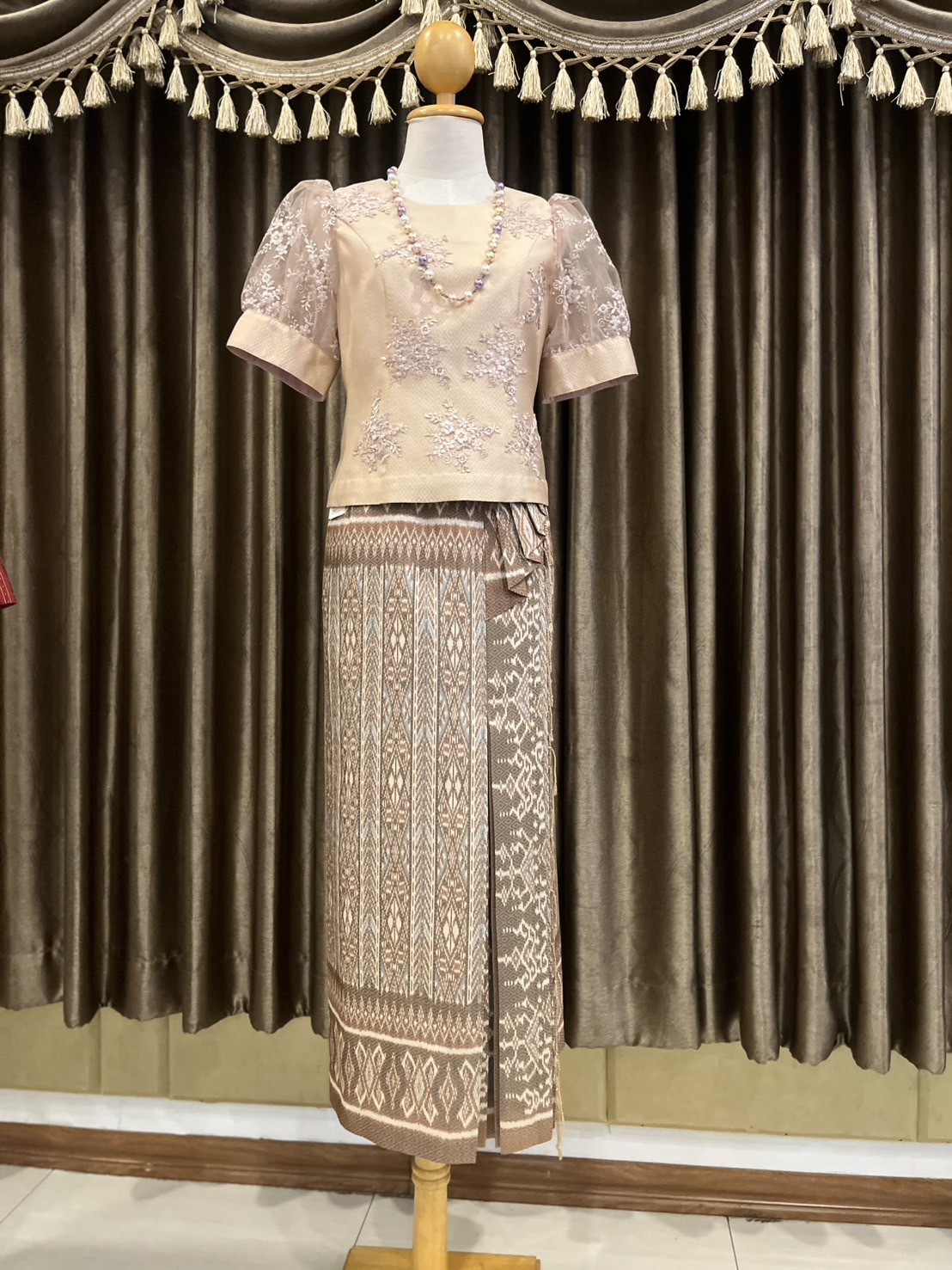 เสื้อ+กระโปรง ผ้าไหมแท้ สีน้ำตาลเบจ รหัส WD-PTS-061068