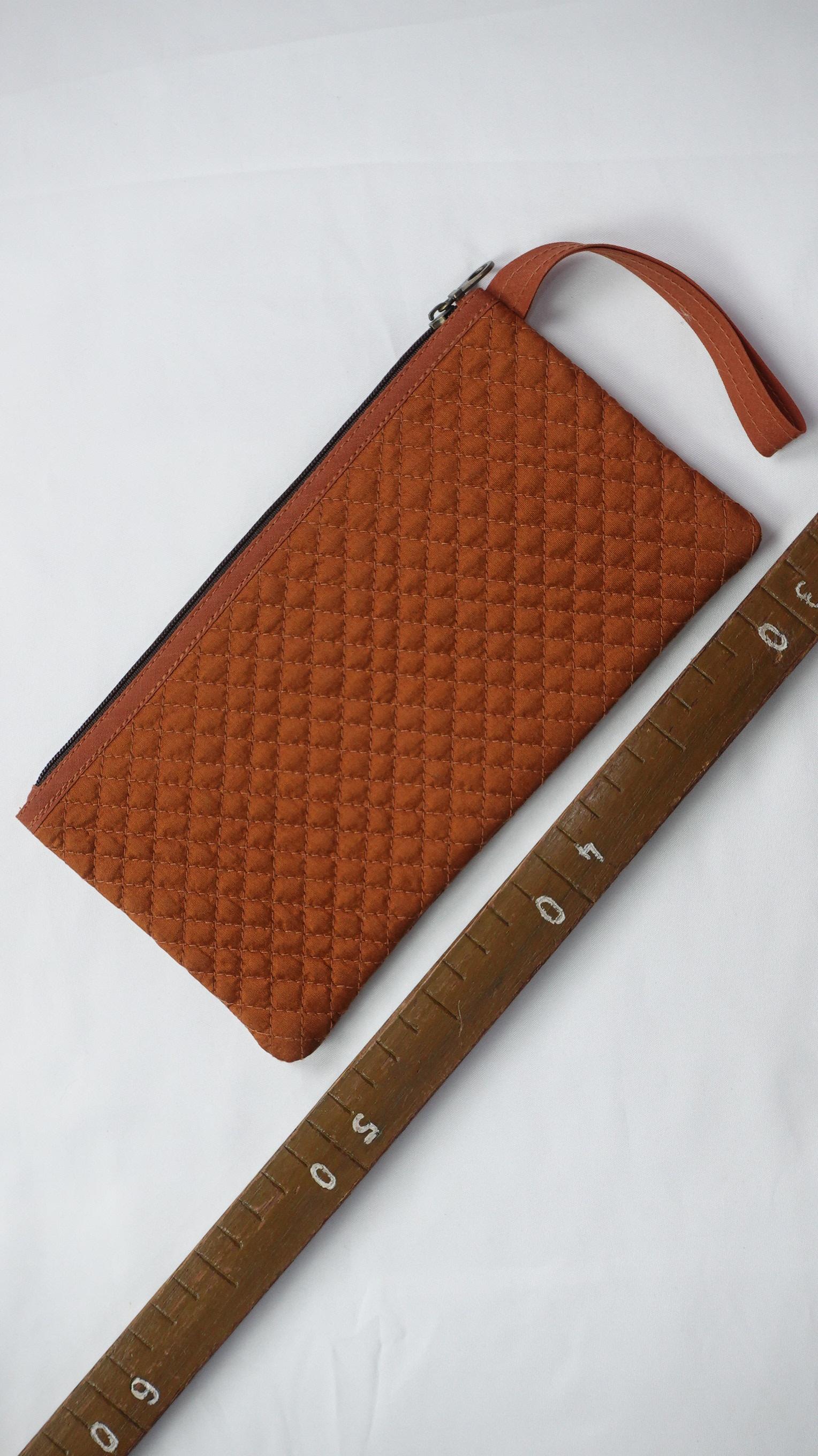 ซองมือถือ สำหรับพระสงฆ์ ไหมแท้ สีแก่นขนุน รหัส NY-01276813