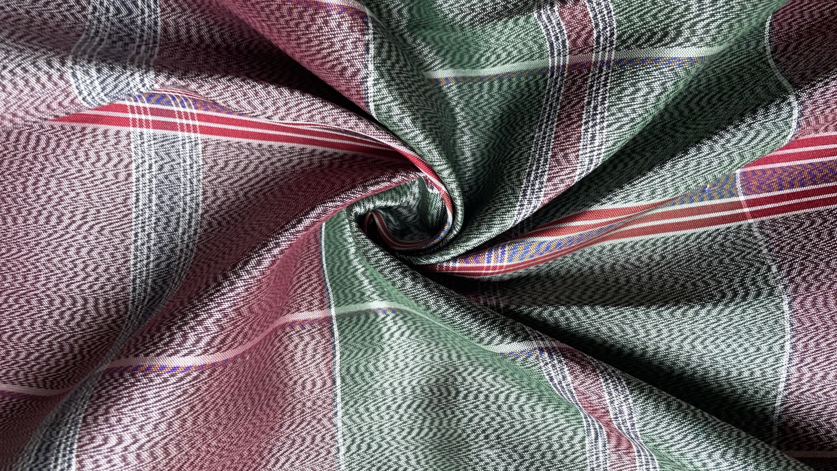 ผ้าไหมโสร่ง ไหมแท้ หางกระรอก สีเขียวสลับคละสี ขายตามความยาวเมตร รหัส R1B-76-092668161