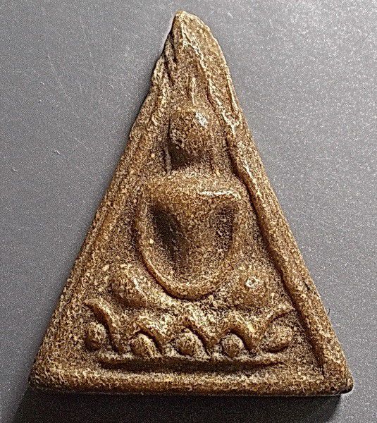 พระนางพญาเนื้อผงน้ำมัน วัดพระพุทธบาท จ.สระบุรี ปี 2518 ลพ.กวยปลุกเสก