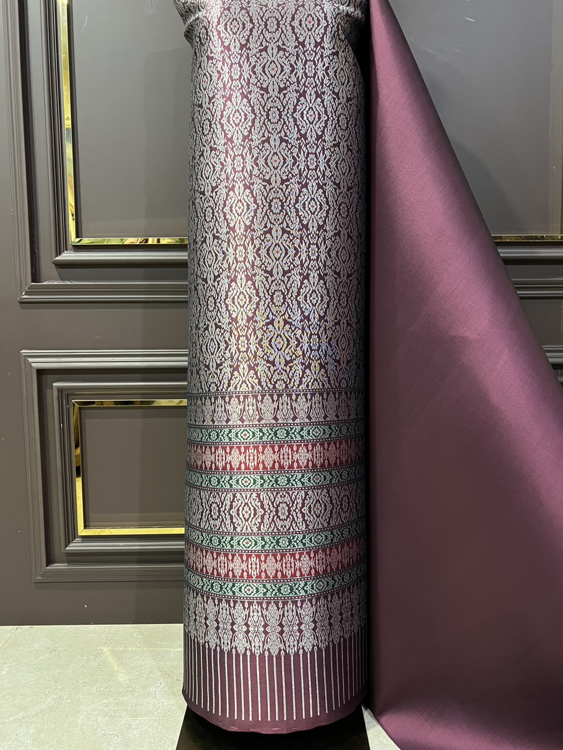 (ผ้าชุด)ผ้าไหมยกดอกลำพูน ขนาด 1.03x4.55เมตร พื้นสีแดงเลือดหมู รหัส N90-29-TR0161