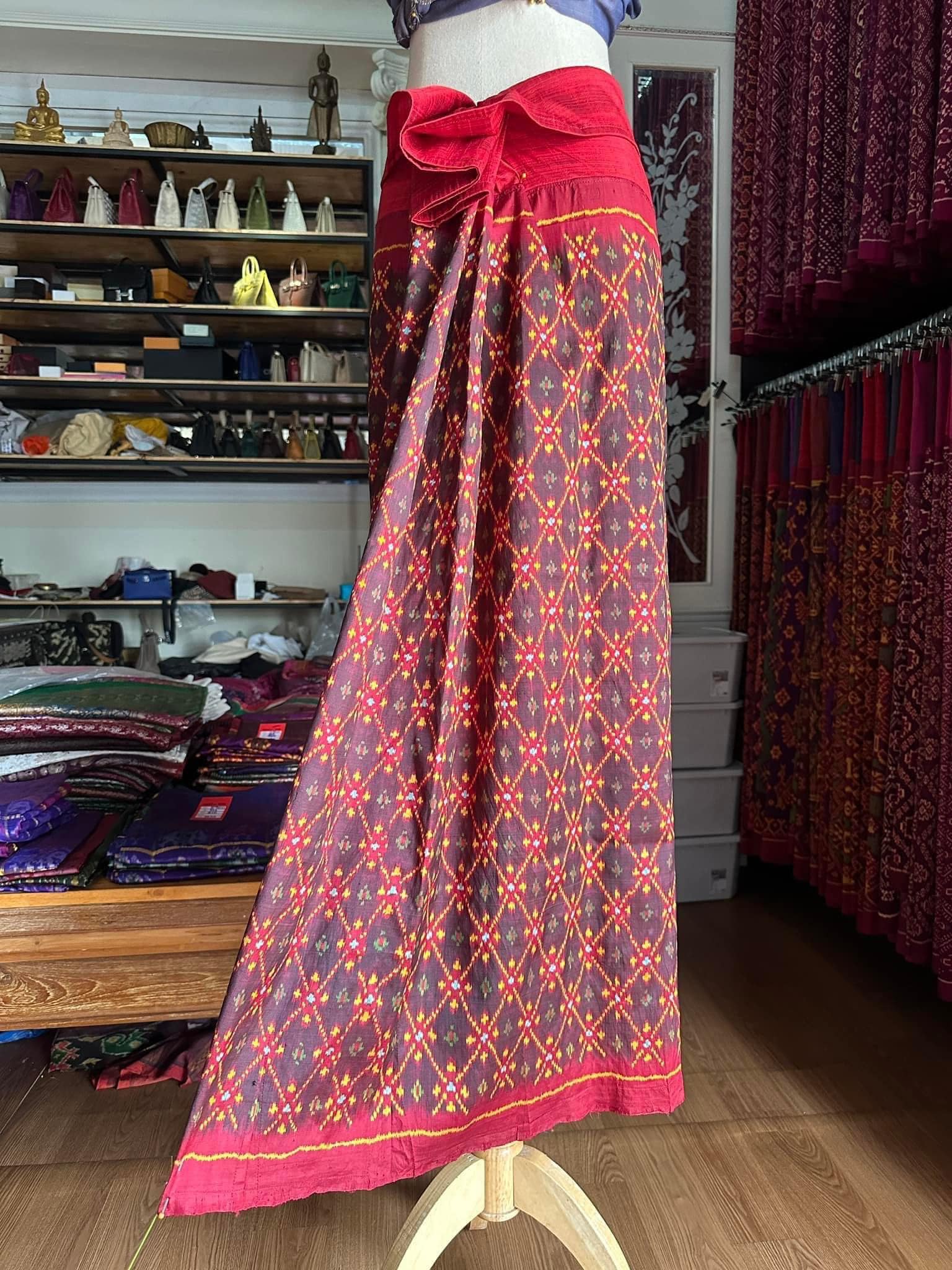 ซิ่น ไหมพระตะบอง มัดหมี่ 3ตะกอ ขนาด 112x160ซม ลายตาข่ายดักทรัพย์ สีแดง รหัส N9-SIL-JJ11