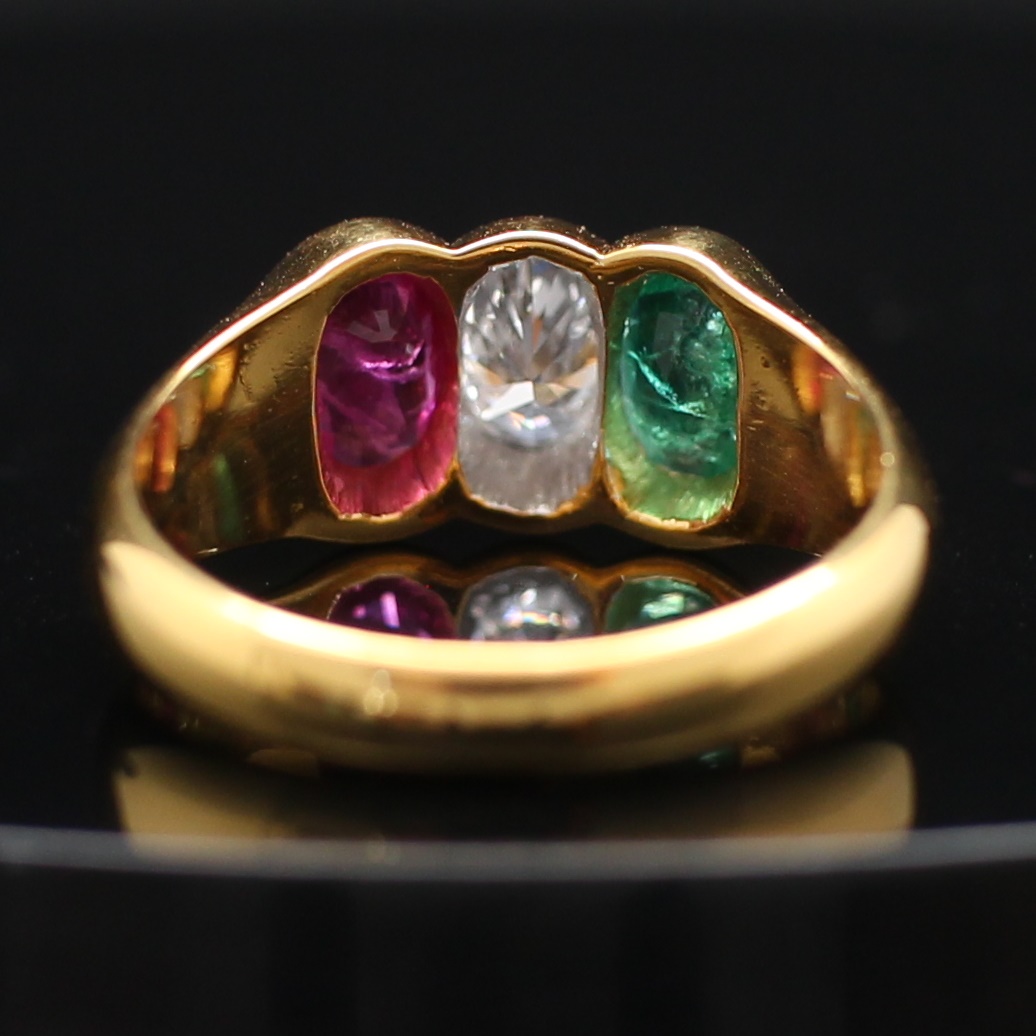 RG250142 แหวนเพชรทรงไข่ บ่าข้าง มรกตและทับทิม เพชรแท้ 0.49 กะรัต ทองแท้ 90% นน.รวม 6.8 กรัม ขนาดแหวน 56