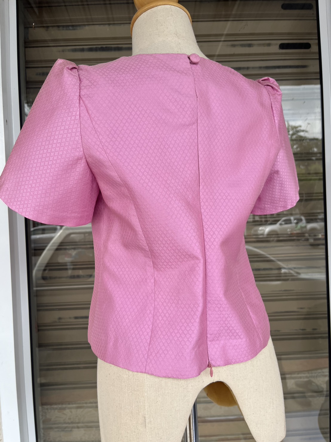 เสื้อสตรี สีพื้น เนื้อยกดอก ไหมแท้ 100% | เลือกไซส์ | เลือกสีได้โดยแจ้งรหัสผ้าที่หมายเหตุ รหัส WD-PTS-109683