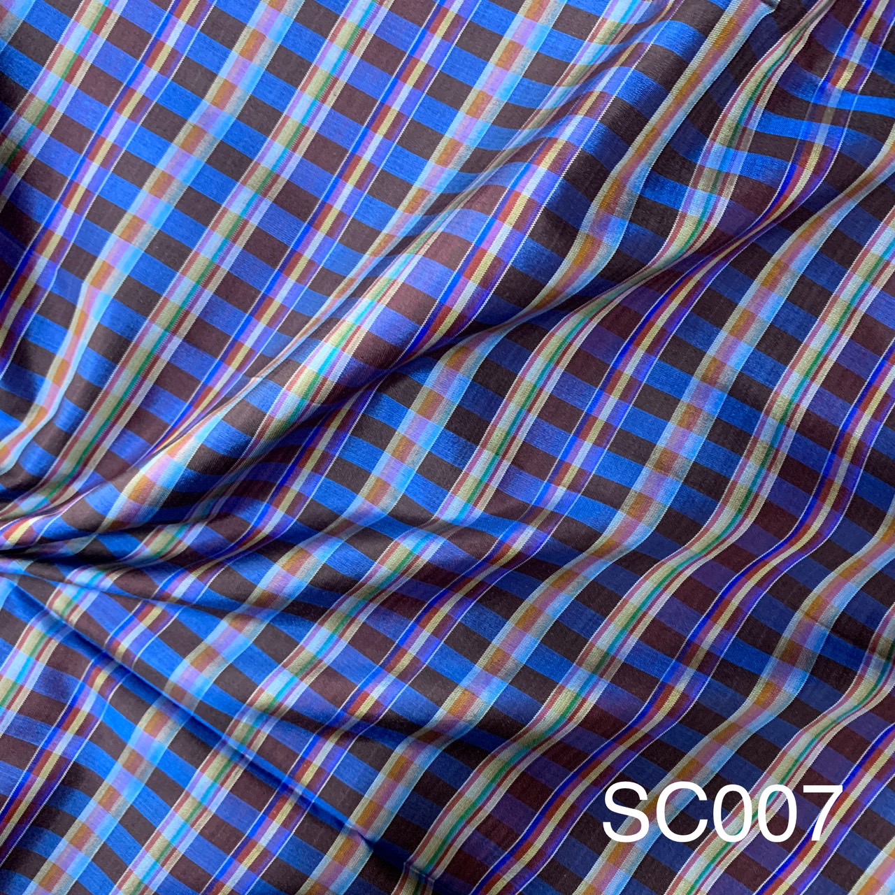 ผ้าไหมลายสก๊อต เนื้อหยาบ ขายตามความยาวหลา สีคละสี รหัส A8-AA-SC007