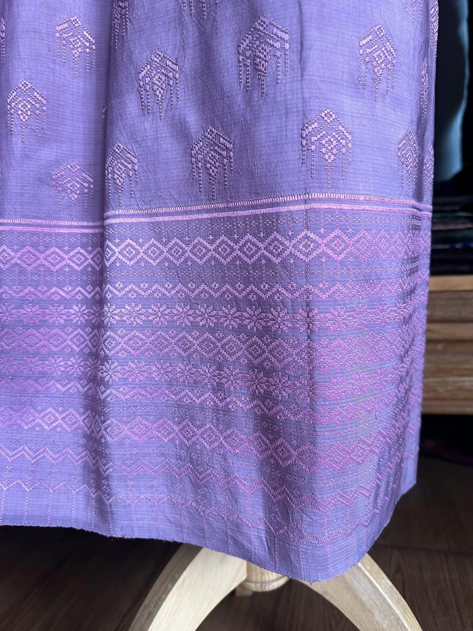 ซิ่น ผ้าซิ่นอัญญานาง ไหมบ้านทอมือ สีธรรมชาติ ขนาด 118x180ซม ลายบัวสวรรค์ พื้นสีม่วง รหัส N9-SIL0530662