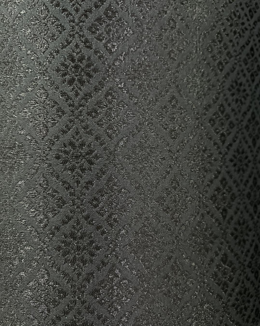 (ผ้าชุด)ผ้าไหมยกดอกลำพูน ยกดอกดิ้นดำ ขนาด 1.03x4.30เมตร ลายดาวล้อมเพชร พื้นสีดำ รหัส N90-29-TR0547