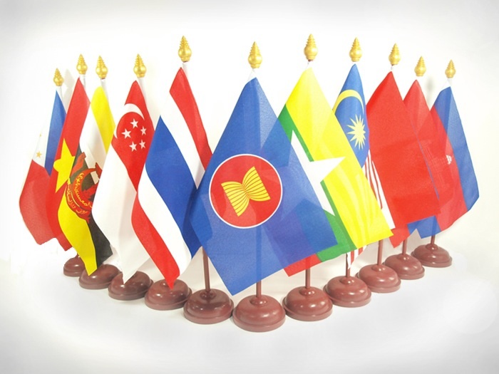 Asian-Flag Wood Lชุดธงชาติอาเซี่ยนพร้อมฐานตั้งธงแบบไม้ ประกอบด้วยธงผ้า 10 ประเทศและธงสัญลักษณ์อาเซียนพร้อมด้ามและฐานไม้ รวม 11 ชุดธง ส่งฟรี