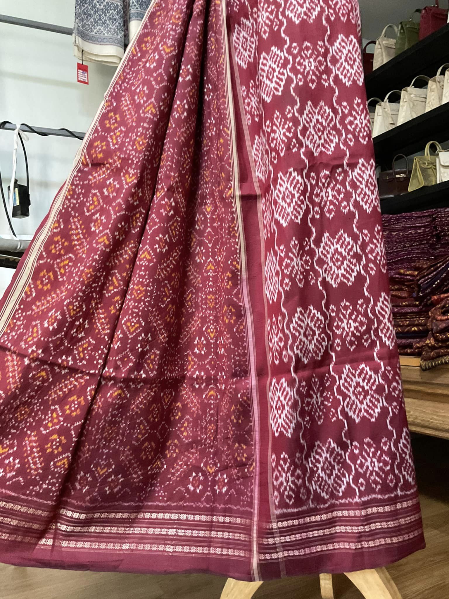 ซิ่น ผ้าปาโตล่า ไหมแท้ ขนาด 115x190ซม. พื้นสีแดง รหัส N9-SIL-1125674