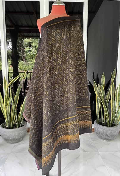 ซิ่น ผ้าไหมมัดหมี่ ทอยกดอกลูกแก้ว ขนาด 1x2เมตร ลายมะเขือ พื้นสีดำ รหัส L9A-30-1031682