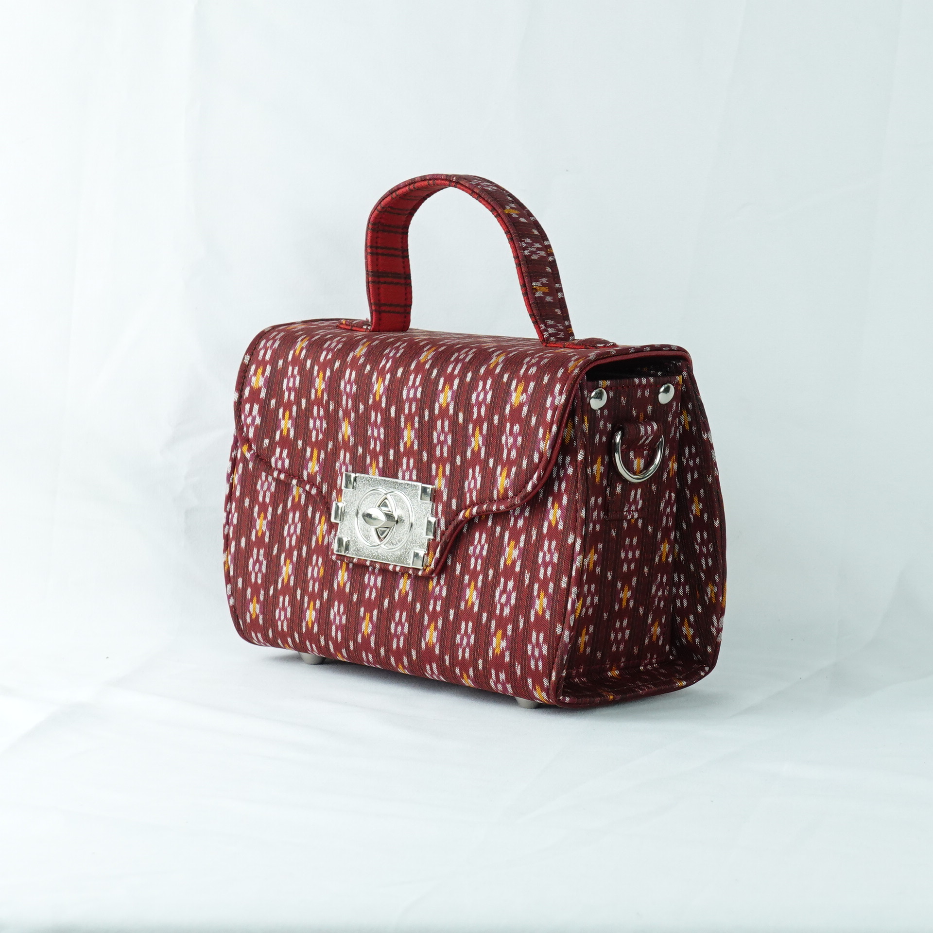 กระเป๋าถือผ้าไหมทรงกล่องฝาพับ ขนาด 21x13x10ซม.ความสูงหูจับ 7ซม. สีน้ำตาลแดง รหัส GLA-TT-060468146