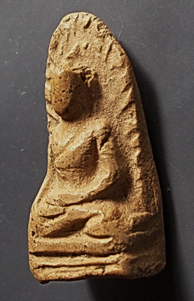 พระรอด เนื้อดิน วัดพระสิงห์ ปี 2496