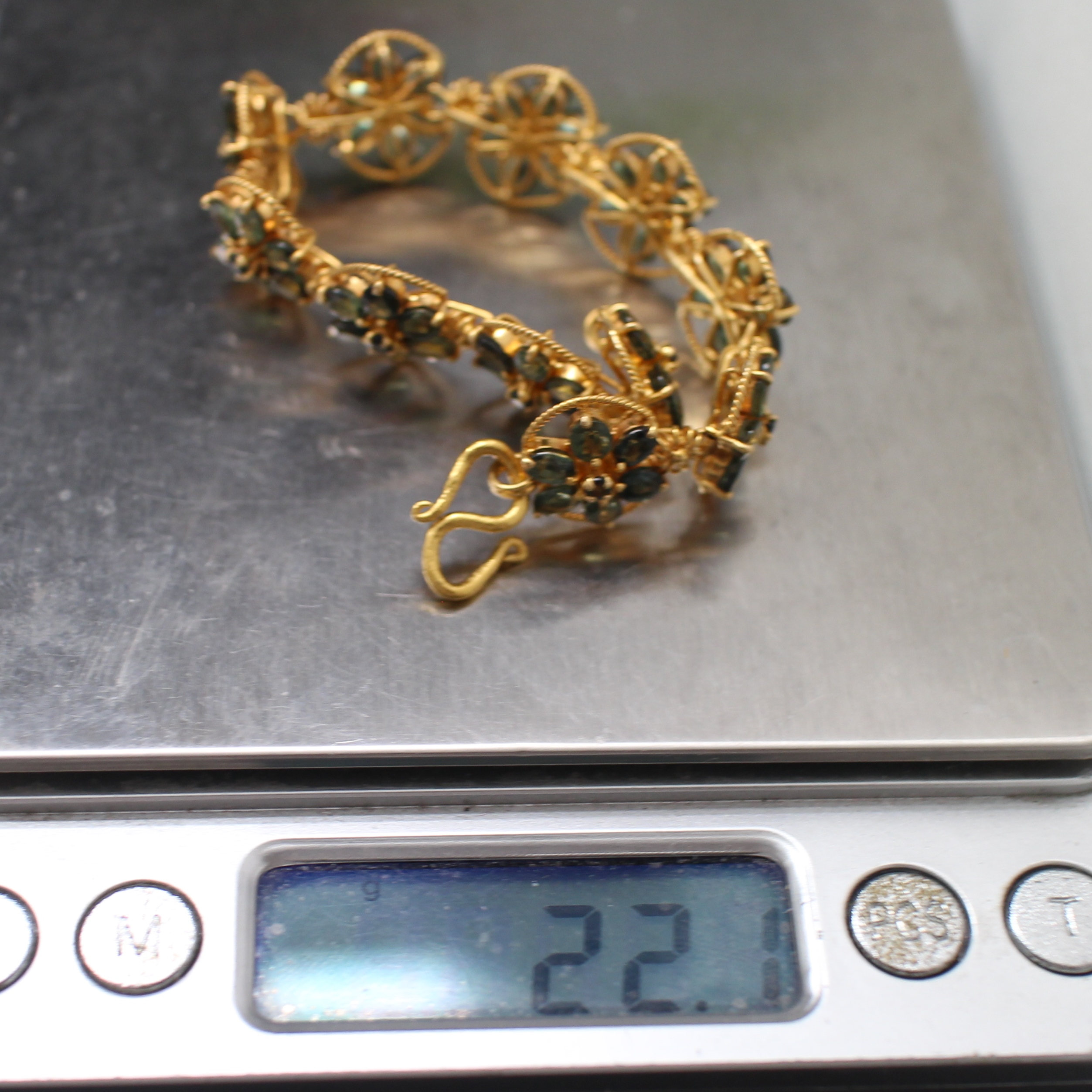 BL25044 สร้อยข้อมือเขียวส่องดอกไม้รอบเส้น มีใบเซอร์ ทองแท้ 90% นน.รวม 22.1 กรัม ยาว 16.5 ซม. พลอยสวย งานดีมาก