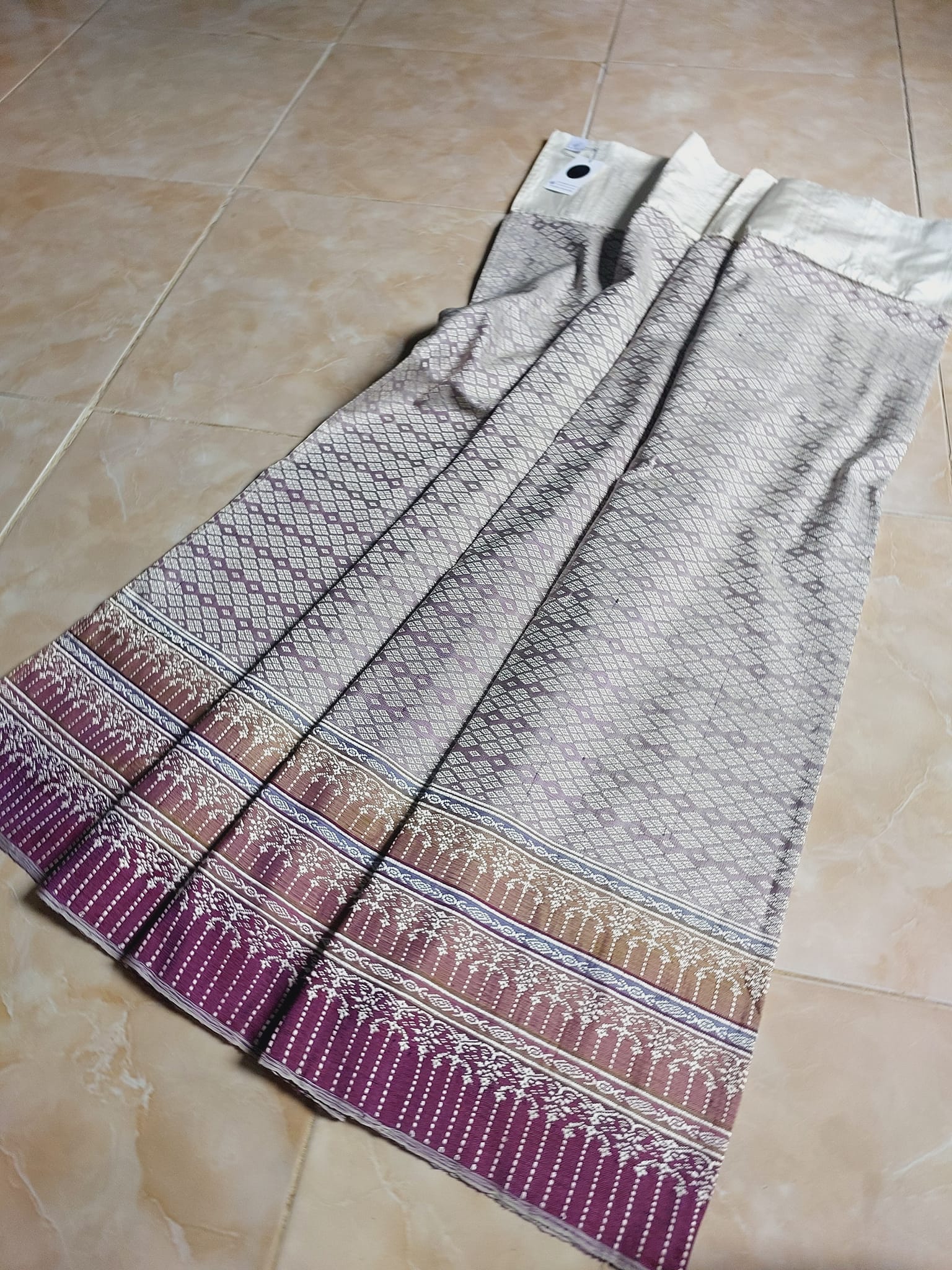 ซิ่นขิดไหม ต่อหัว ต่อเชิง ย้อมสีธรรมชาติ ติดตรานกยูง ขนาด1x2เมตร ลายดาวล้อมเดือน สีม่วง รหัส R4F-73-0519683