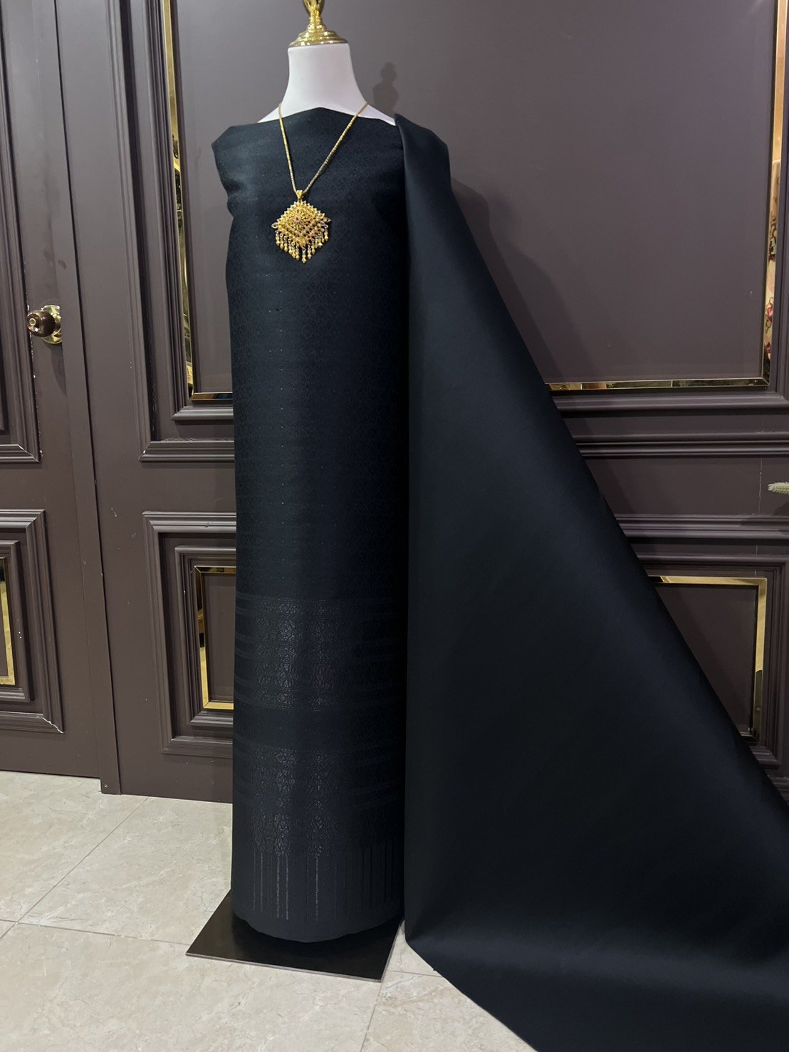 (ผ้าชุด)ผ้าไหมยกดอกลำพูน เกาะเชิงดิ้นดำ ขนาด 1.01x4.43เมตร ลายกาหลง พื้นสีดำ รหัส N90-29-TR0561