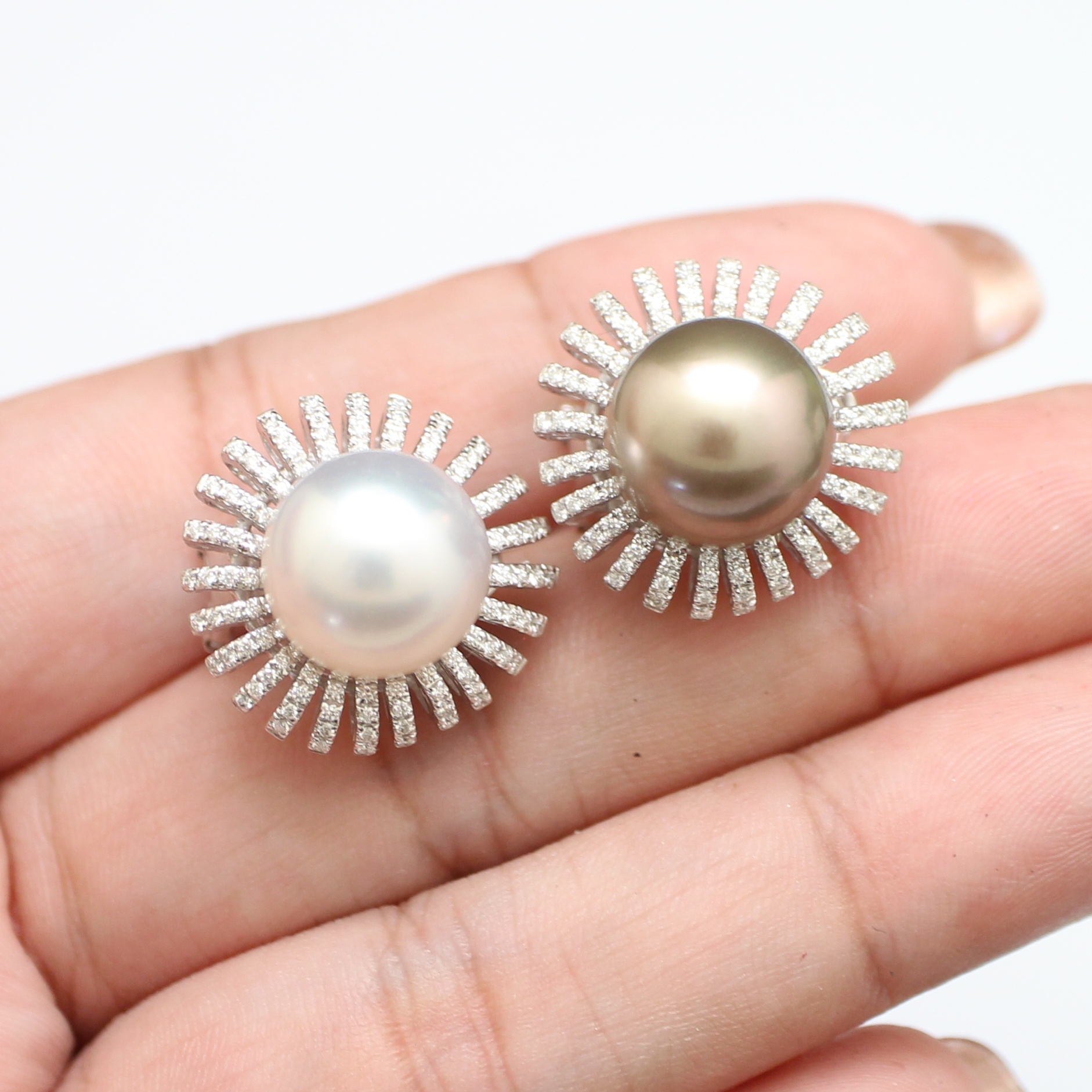 ER25565 ต่างหูมุกเซ้าซีล้อมเพชร เพชรแท้ 192 เม็ด 1.50 กะรัต ทองแท้ 18k นน.รวม 16 กรัม มุกแท้ 11 มิล