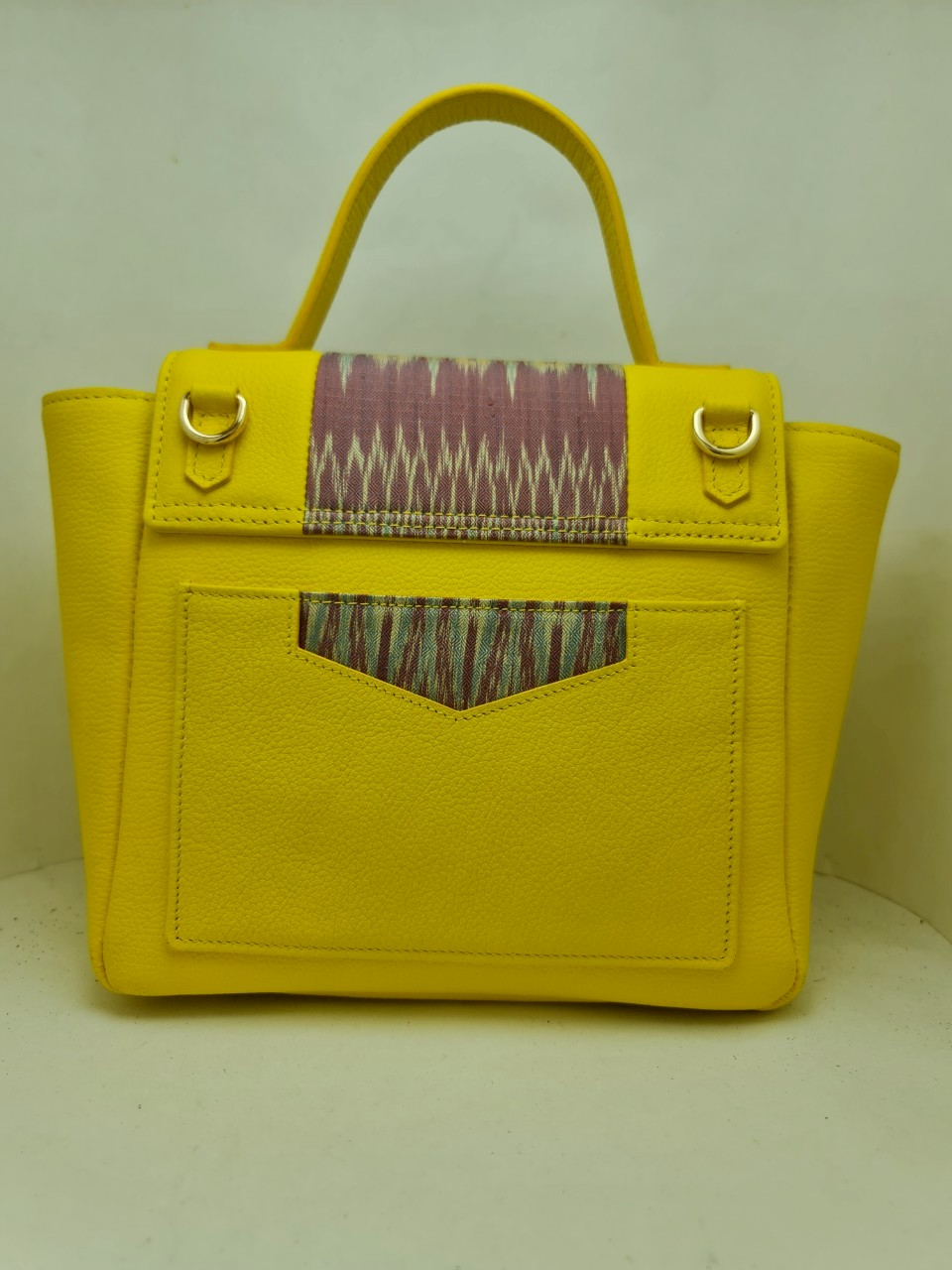 กระเป๋าหนังวัวแท้ แต่งลายผ้าไหมแท้ พร้อมสายสะพายหนัง สีเหลือง รหัส GLA-119-0422683