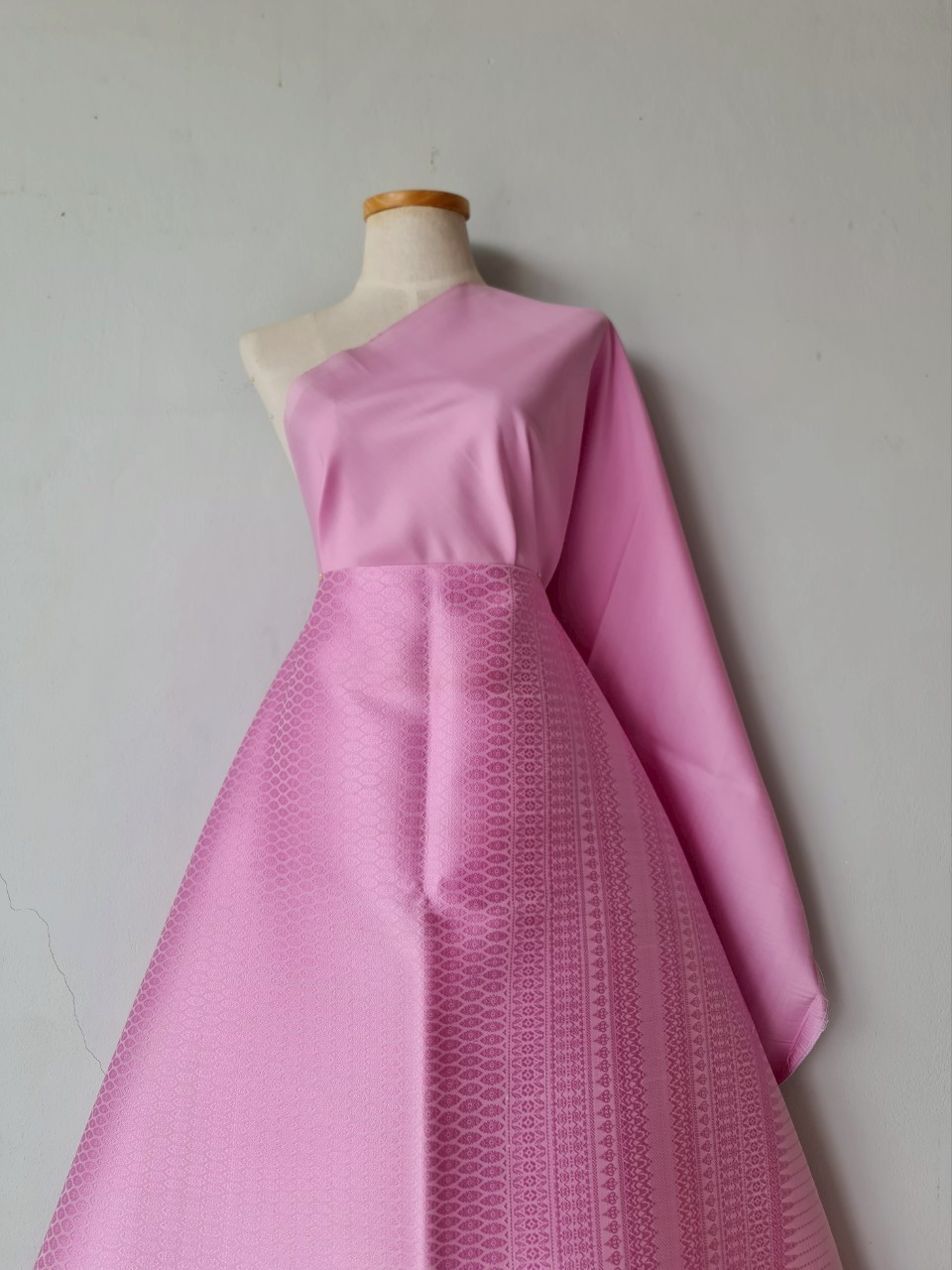 (ผ้าชุด)ไหมยกสุรินทร์ ขนาด 1x4เมตร (ลาย 2เมตร+สีพื้น 2เมตร) สีชมพู รหัส N10-119-06046818