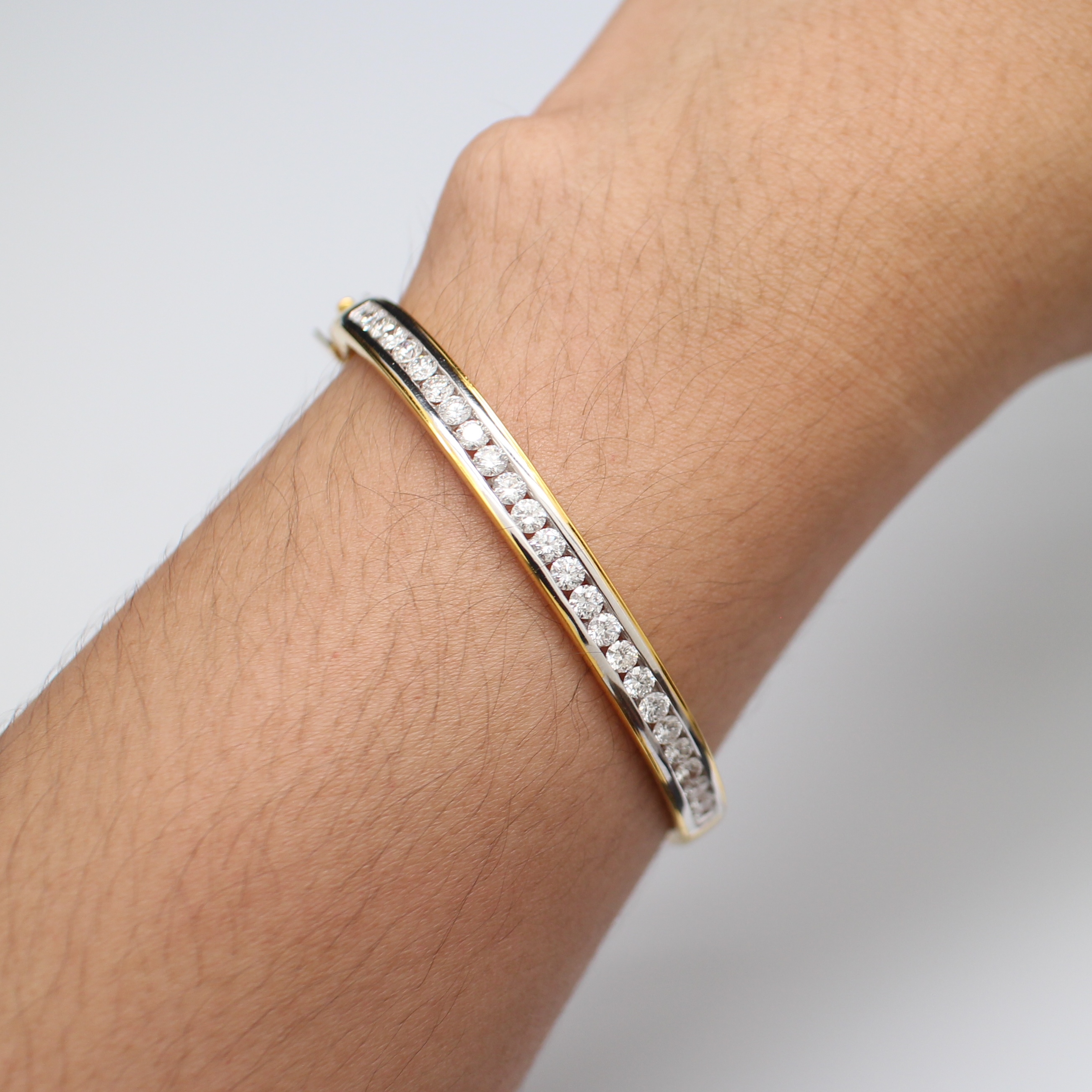 BL25151 กำไลเพชรแถวครึ่งวง เพชรแท้ 25 เม็ด 2 กะรัต ทองแท้ 90% นน.รวม 19.4 กรัม เส้นผ่านศูนย์กลาง 5.3 ซม.