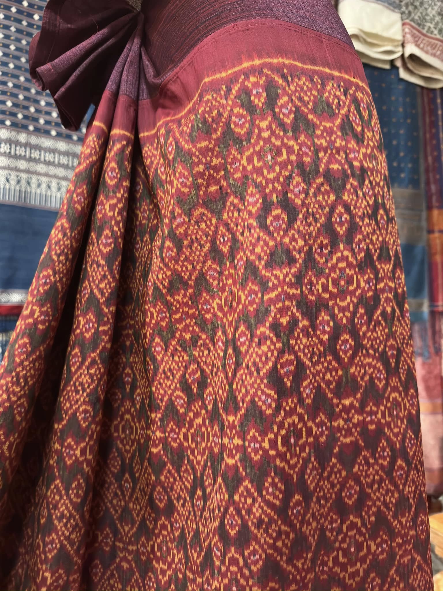 ซิ่น พระตะบอง ผ้าจามทอสามตะกอ ขนาด 118x150ซม พื้นสีม่วงแดง รหัส N9-SIL-AJ8