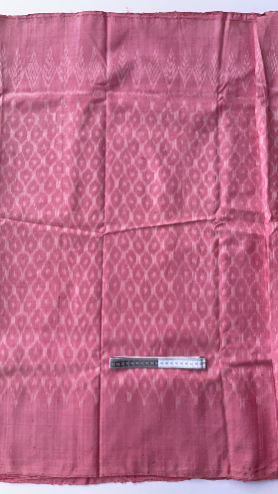 ผ้าไหมมัดหมี่ เนื้อไหมบ้าน ไหมแท้ สีธรรมชาติ ลายหัวใจ สีชมพู (ราคาต่อเมตร) รหัส CISP-NY-SKU-44316