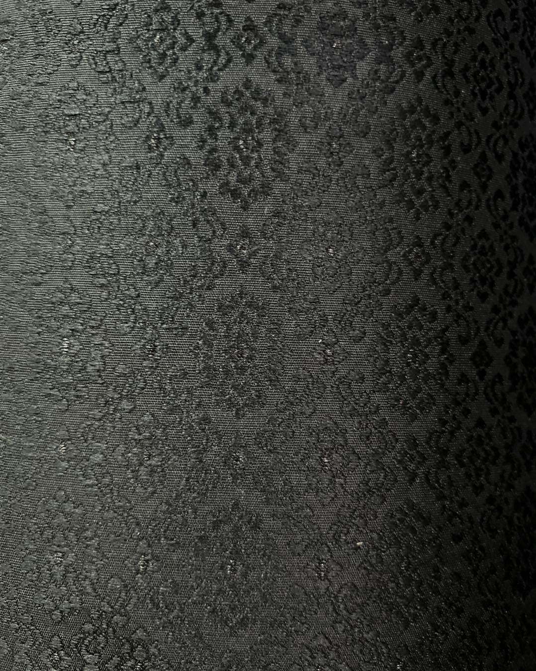 (ผ้าชุด)ผ้าไหมยกดอกลำพูน เกาะเชิงดิ้นดำ ขนาด 1.02x4.43เมตร ลายดอกบุหวาสาลี พื้นสีดำ รหัส N90-29-TR0549