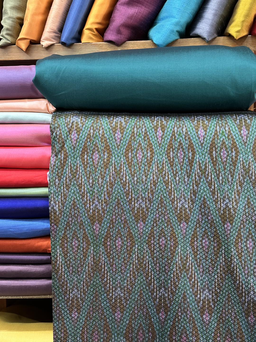 (ผ้าชุด)ผ้าไหมมัดหมี่ ยกดอกลูกแก้ว สีธรรมชาติ (ผ้าลาย 2เมตร+สีพื้น 2เมตร) เฉดสีเขียว รหัส L8A-ST-062967101515