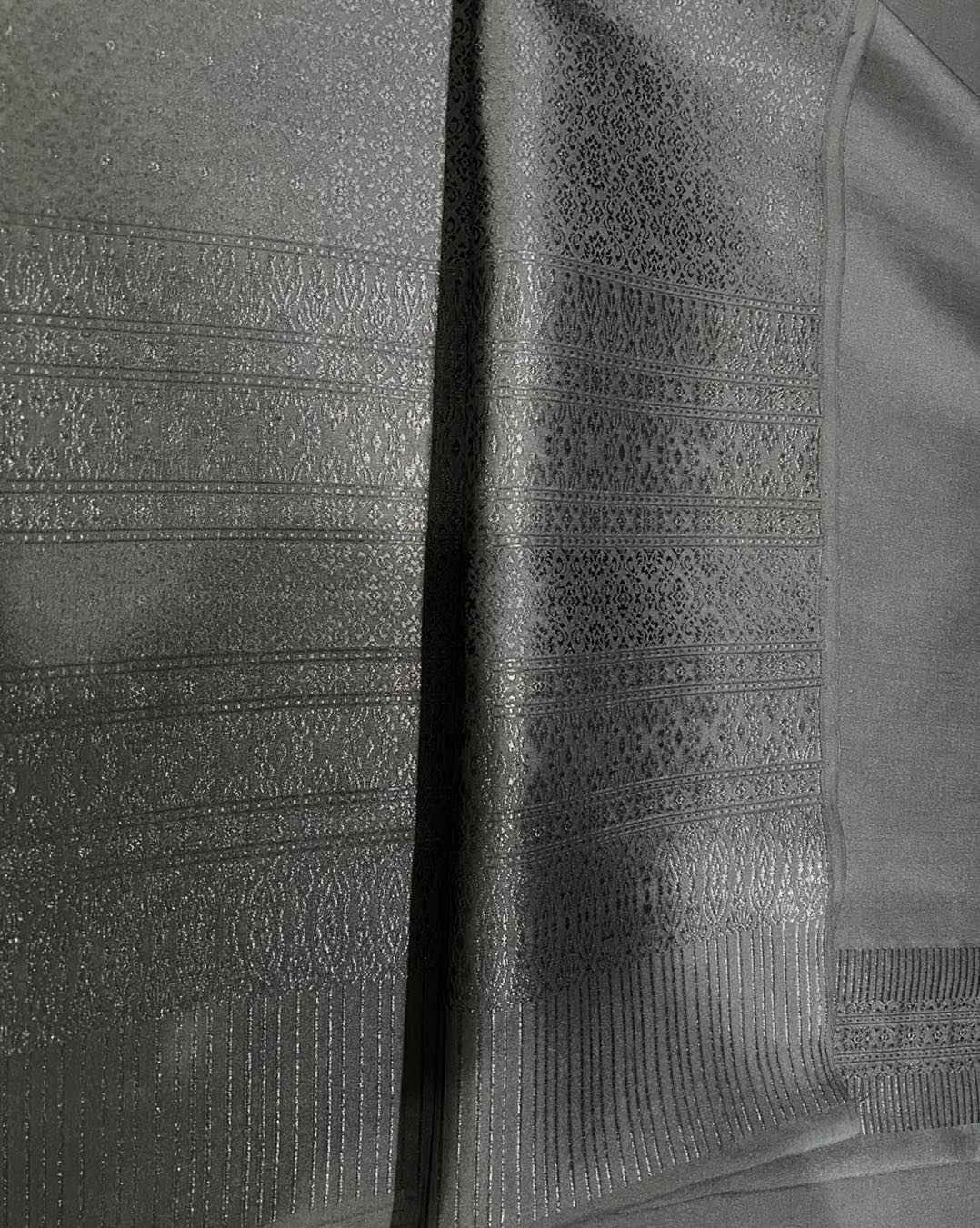 (ผ้าชุด)ผ้าไหมยกดอกลำพูน เกาะเชิงดิ้นดำ ขนาด 1.02x4.43เมตร ลายดอกบุหวาสาลี พื้นสีดำ รหัส N90-29-TR0549