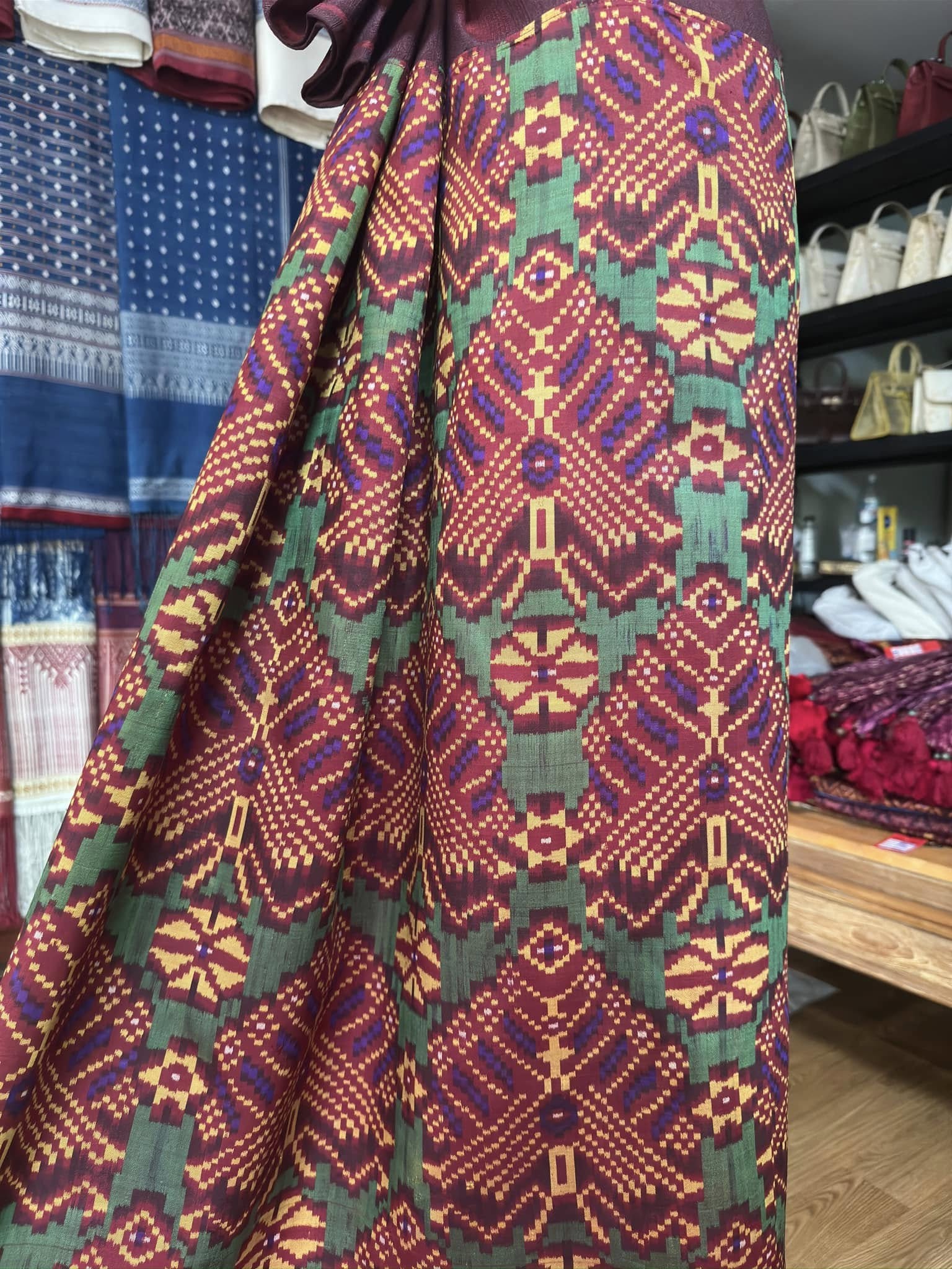 ซิ่น พระตะบอง ผ้าจามทอสามตะกอ ขนาด 110x150ซม พื้นสีน้ำตาลแดง รหัส N9-SIL-AJ1