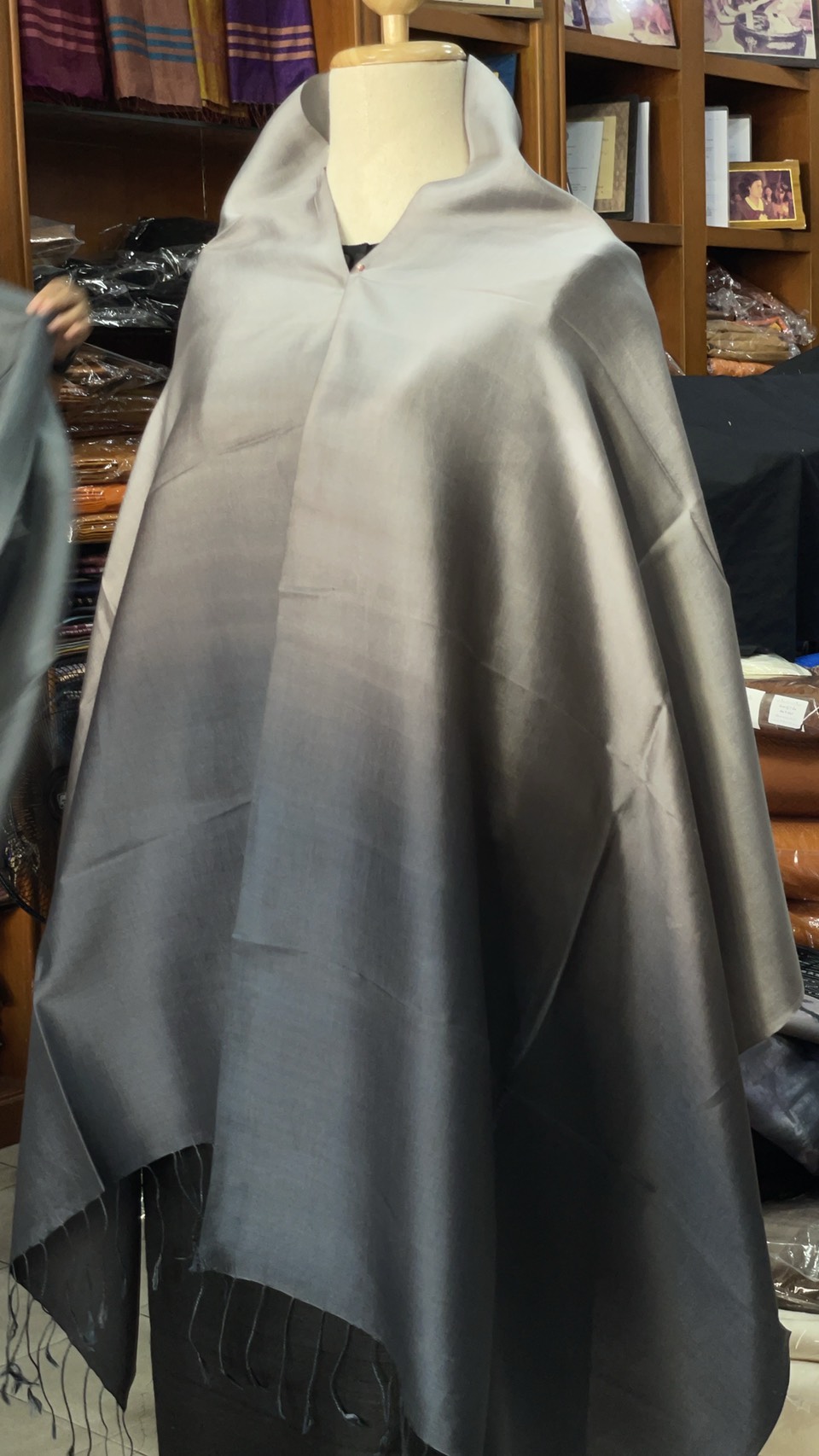 ผ้าคลุมไหล่ผ้าไหม สไลด์สี เนื้อเรียบ ขนาด 60x200ซม. สีเทา-สีเทาเข้ม รหัส ZYE-AA-1114682