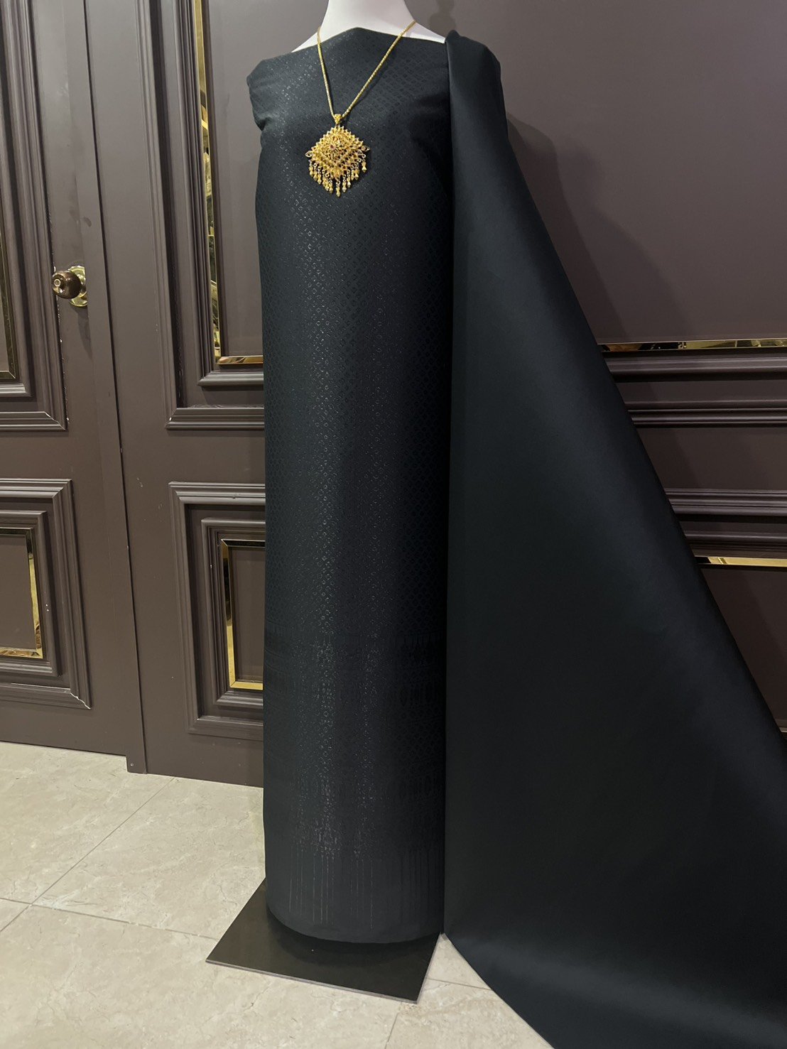 (ผ้าชุด)ผ้าไหมยกดอกลำพูน ยกดอกดิ้นดำ ขนาด 1.01x4.30เมตร ลายดอกลำดวน พื้นสีดำ รหัส N90-29-R0033