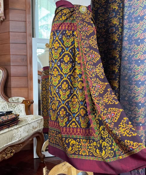 ซิ่น ผ้าไหมมัดหมี่ ทอยกดอกพริกไทย 6ตะกอ ขนาด 1x2เมตร ลายผีเสื้อ มีหน้านางชายครุย พื้นสีแดง รหัส L9A-DN-1115681