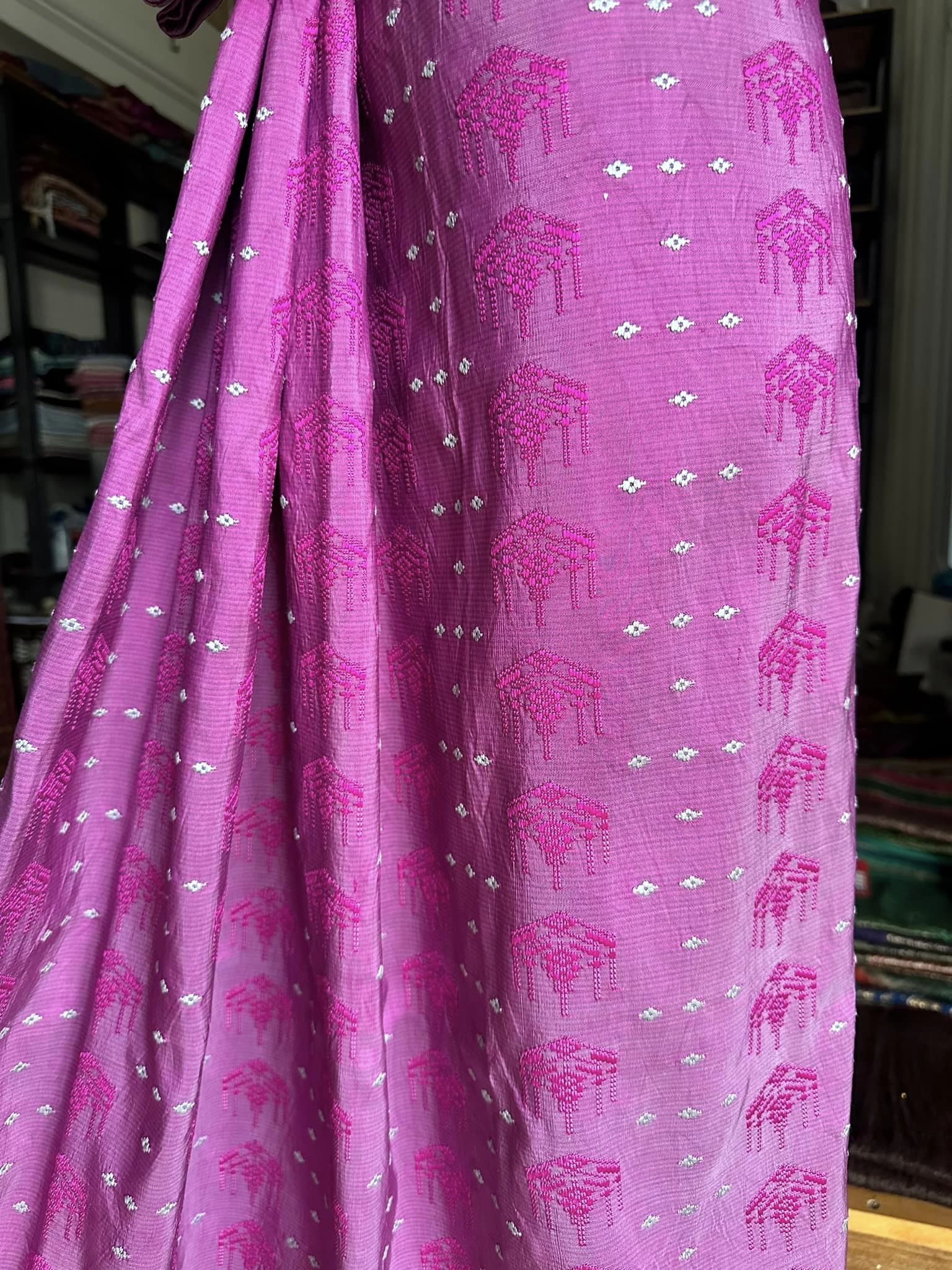 ซิ่น ผ้าซิ่นอัญญานาง ไหมบ้านทอมือ สีธรรมชาติ ขนาด 113x190ซม ลายบัวสวรรค์ พื้นสีชมพู รหัส N9-SIL0530664