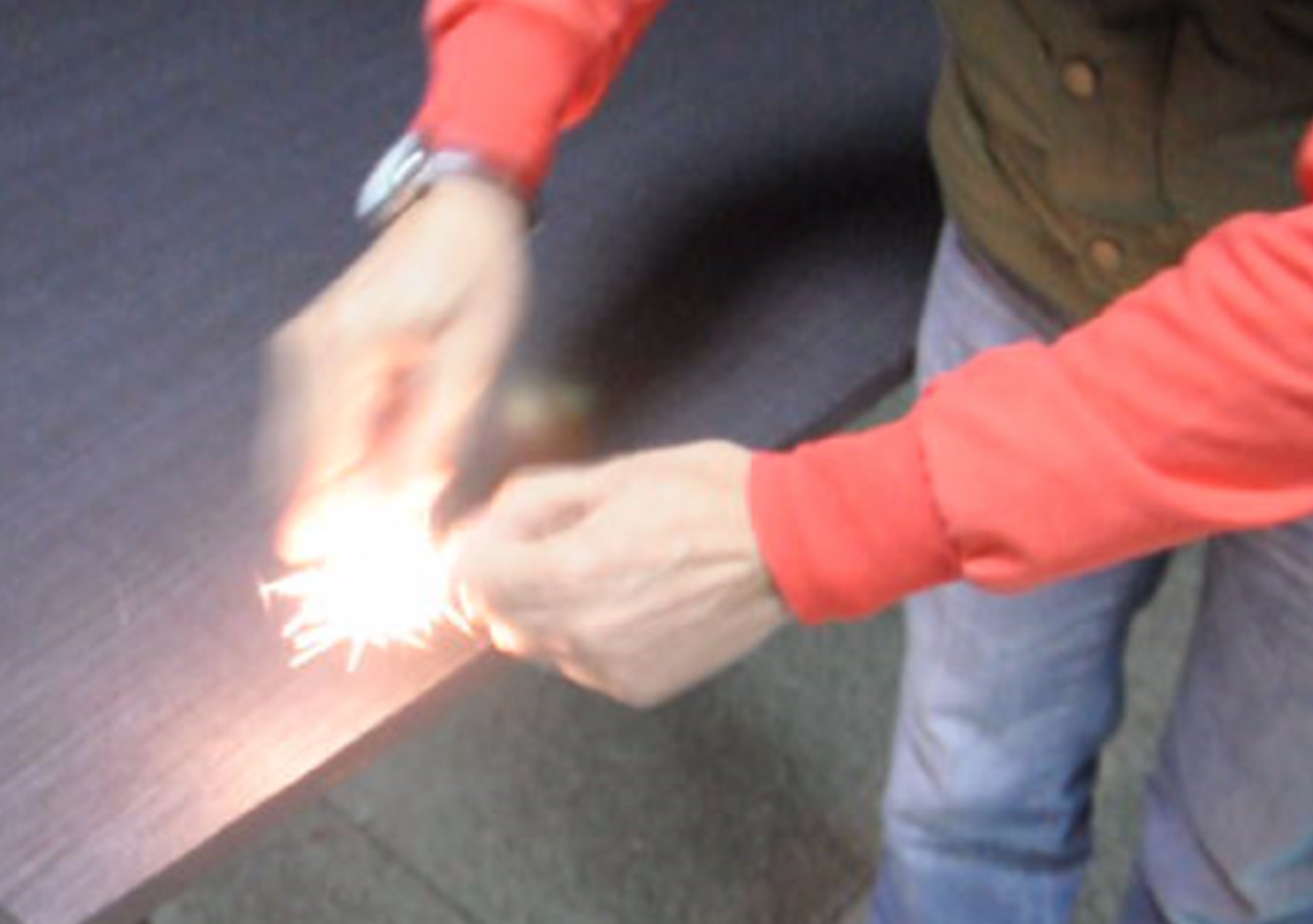 ตัวล็อคก้ามปู มีเข็มทิศ,แท่งจุดไฟและนกหวีดในตัว