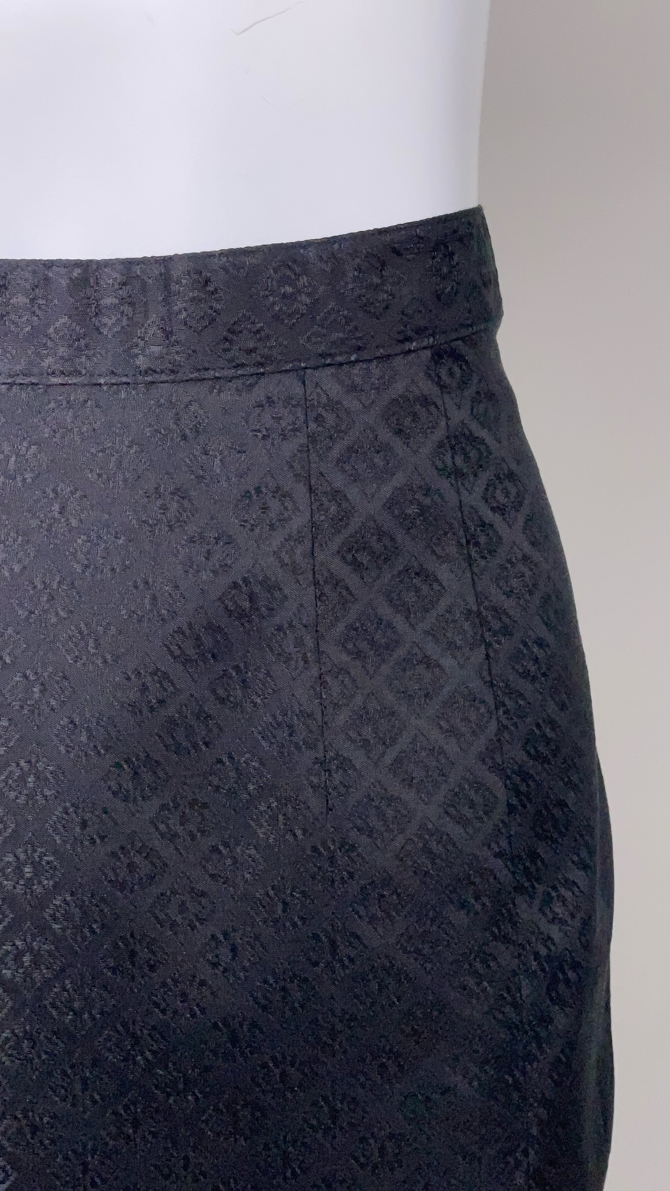 ผ้าถุงป้าย แบบตะขอ แก้ไซส์ได้ ยกดอกมีเชิง สีดำ เอว 32นิ้ว รหัส WM-ME-11136800