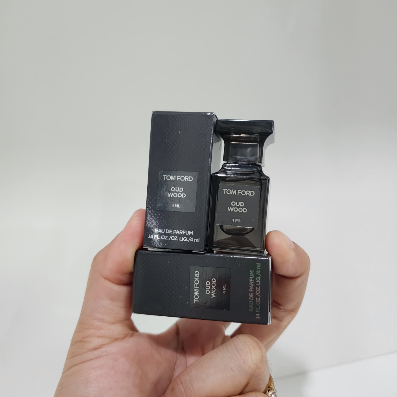 น้ำหอมจิ๋วมินิ Tom Ford Oud Wood EDP 4mlแบบแต้มมีกล่อง ( Mini Perfume น้ำหอมขนาดพกพา) น้ำหอมจิ๋วมินิ ขวดน่ารัก ตั้งโชว์ก็สวย พกพาก็สะดวก หัวแต้มตามจุดชีพจร