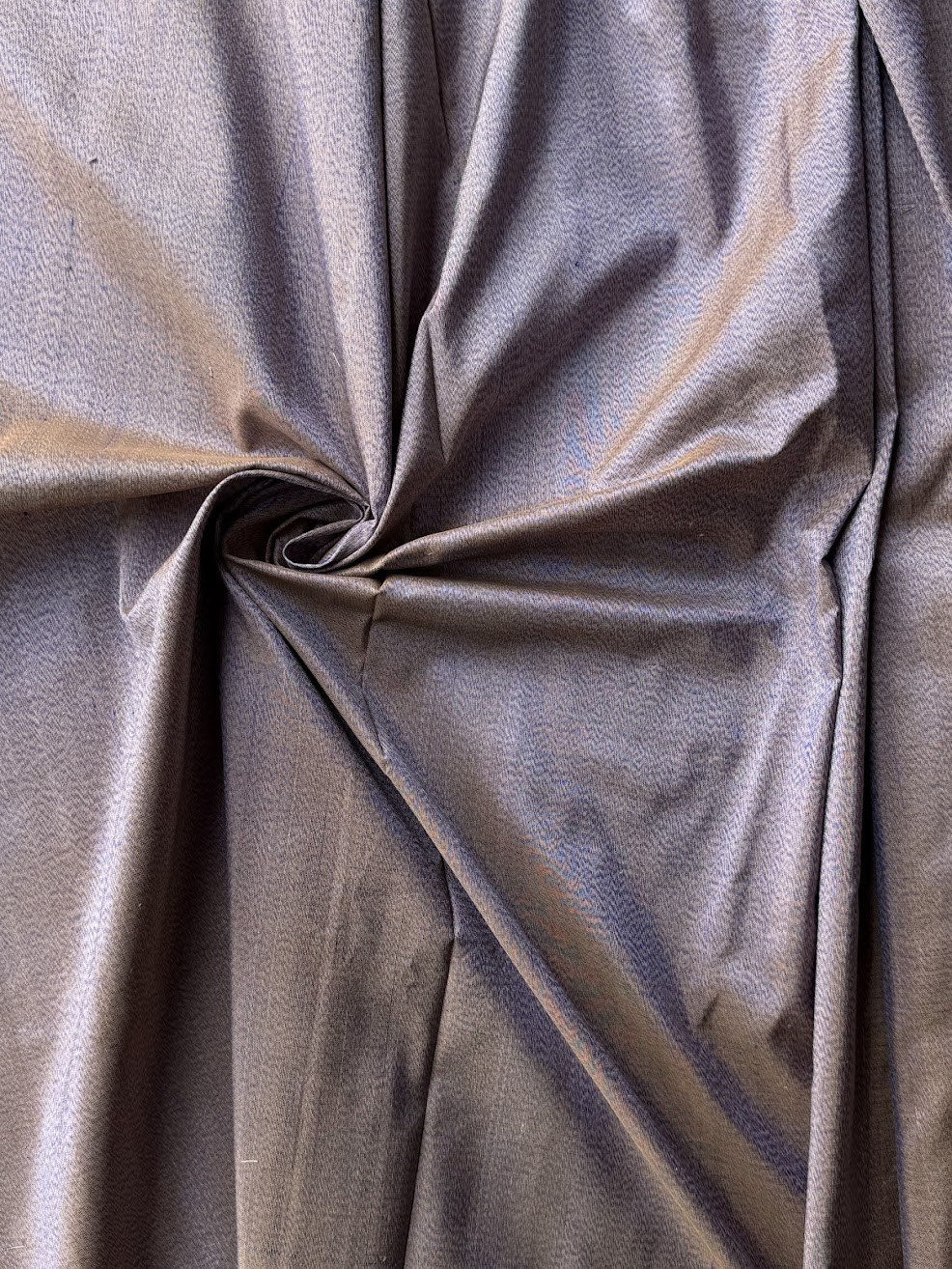 ผ้าไหมหางกระรอก ไหมบ้าน เนื้อหนา สีเทาฟ้าเหลือบน้ำตาล ตัดขายตามความยาวเมตร รหัส R1N-NY-1121681